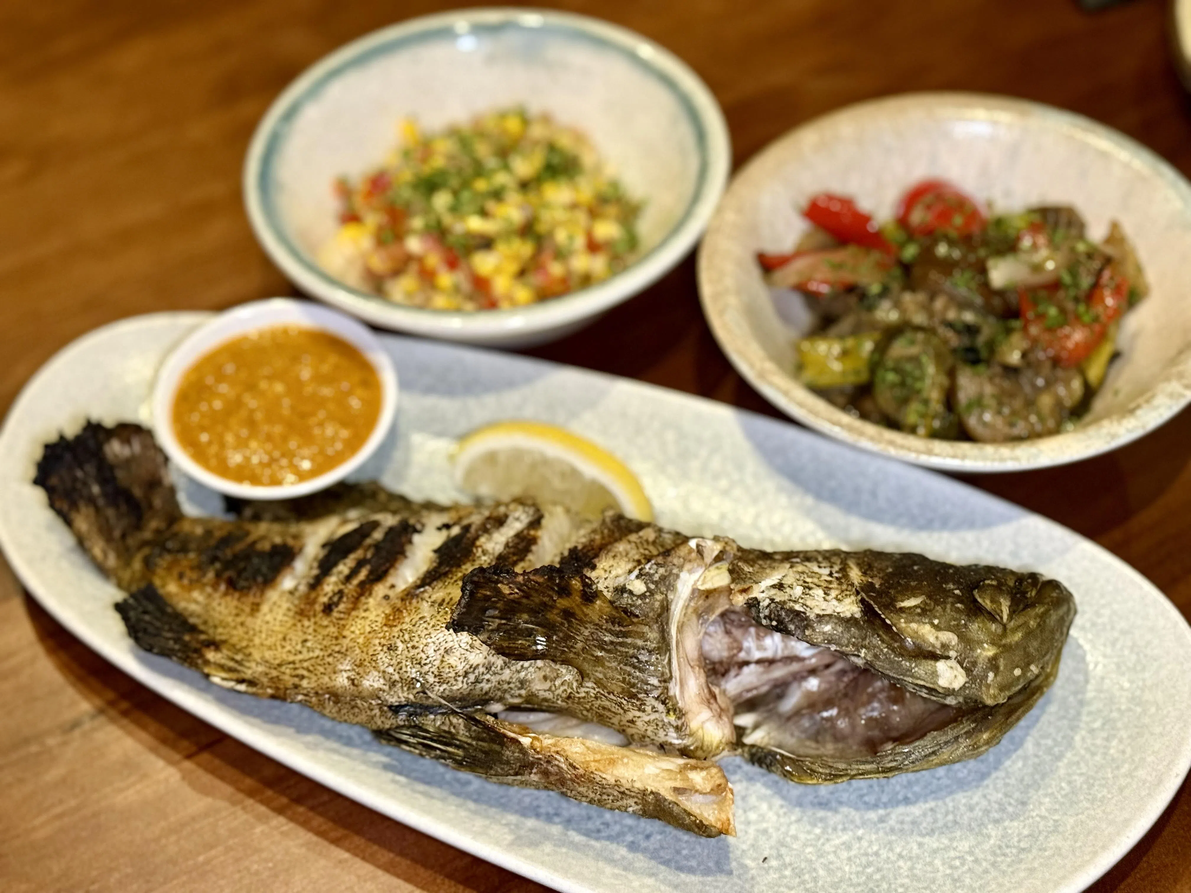 烤全只珍珠石斑鱼肉质紧实细腻，口感饱满鲜甜。（叶晓虹摄）