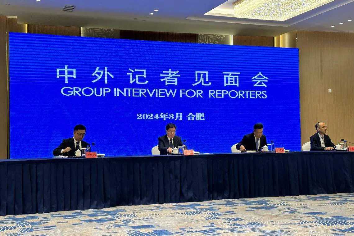 安徽地方官员对来访的中外记者介绍“合肥经验”，右起为安徽省工业和信息化厅副厅长罗文杉、安徽省科技厅副厅长李国阳、安徽省发展和改革委副主任张云。安徽省委宣传部副部长郑明武主持记者会。（林煇智摄）