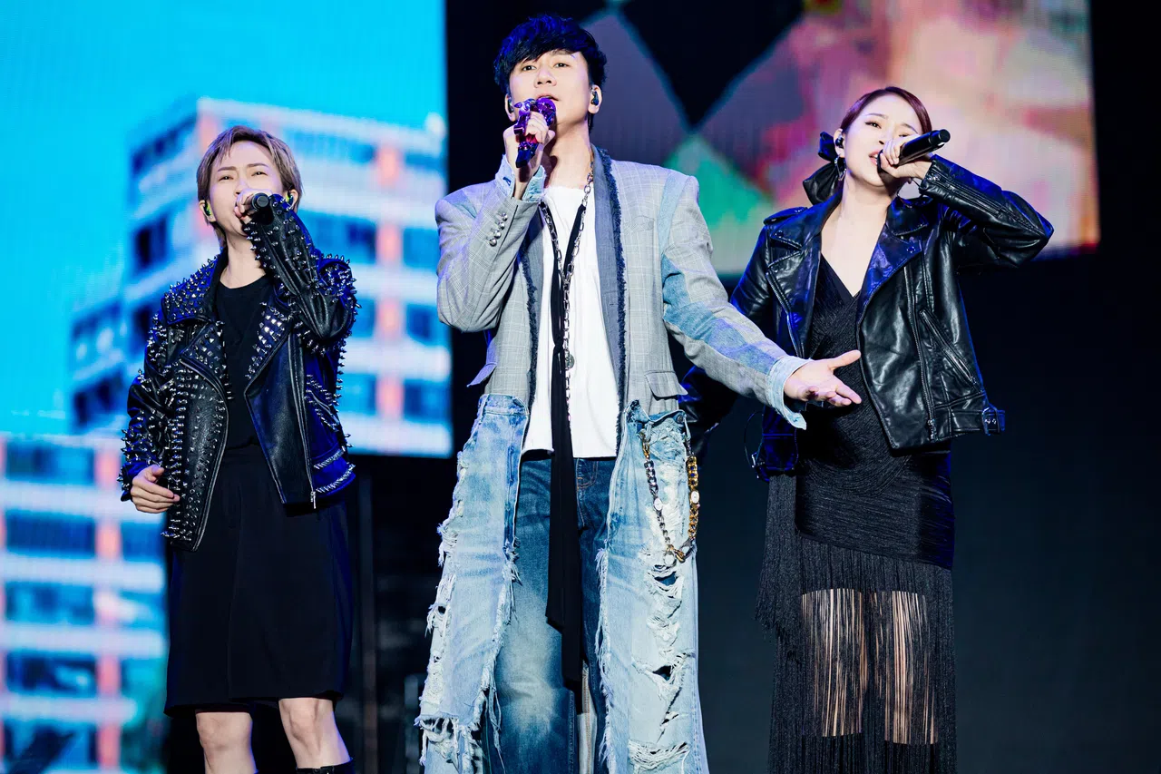 插班生感谢前辈林俊杰（中）的暖心鼓励。（受访者提供）