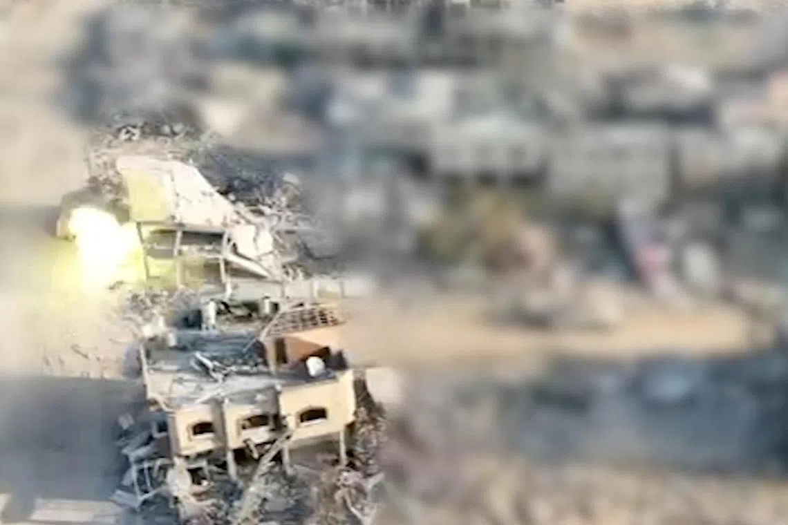 以色列星期五（10月18日）发出照片说，军方坦克在加沙南部拉法市向一栋建筑物开火，而哈马斯领导人辛瓦尔当时就躲在里面。（路透社）