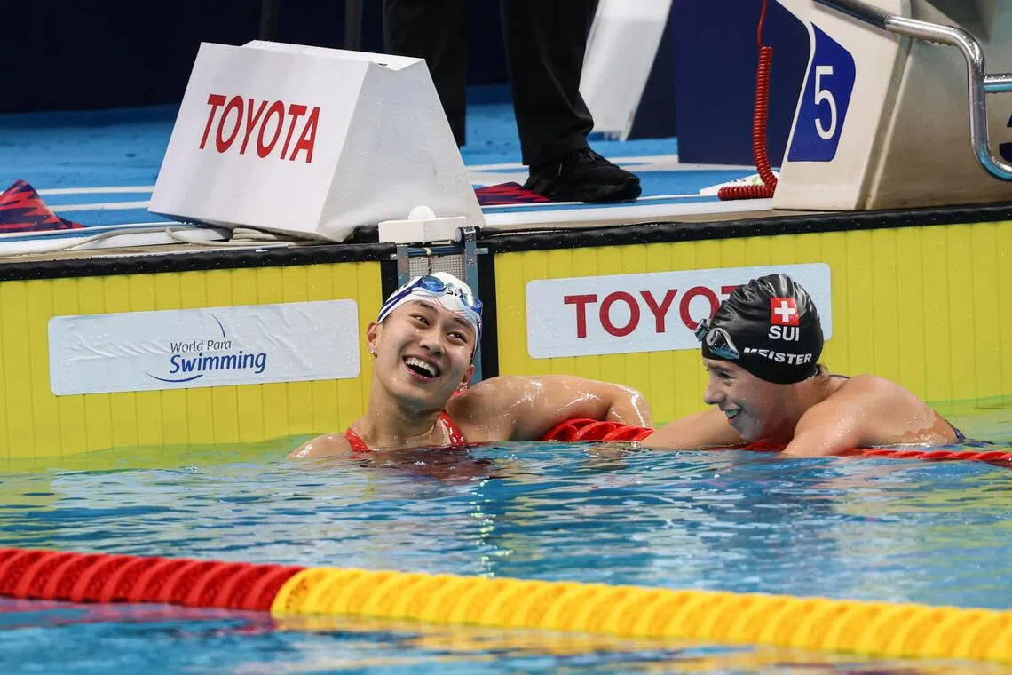 在4岁时被车祸夺走右臂和右腿的蒋裕燕（左）说，在这两年取得优异表现后，她会更努力不辜负民众更高的期待，不让去年在巴黎残奥会的佳绩成为终点。（关俊威摄）