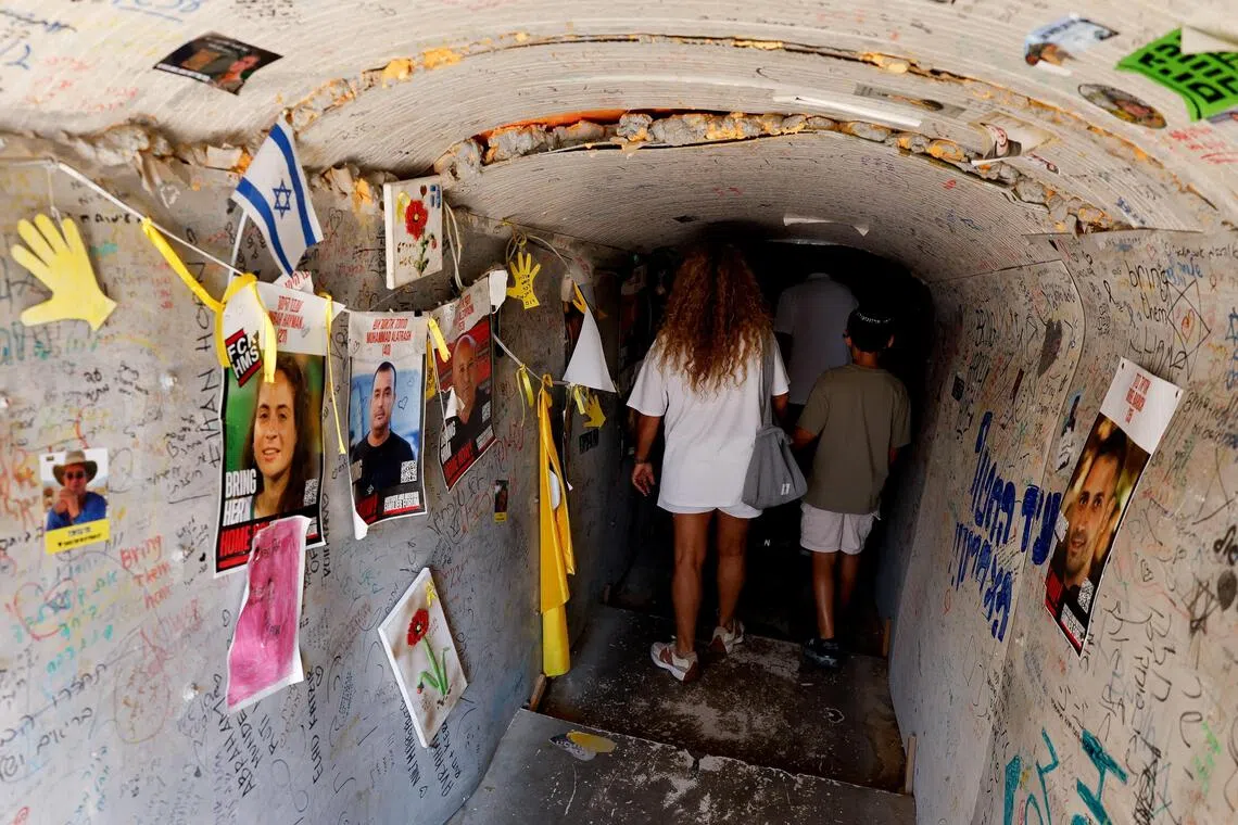 10月12日，在以色列特拉维夫，民众走进以军创建的哈马斯模拟隧道，身历其境感受遭哈马斯扣押的人质在加沙隧道里深不见底、暗无天日的日子。（路透社）