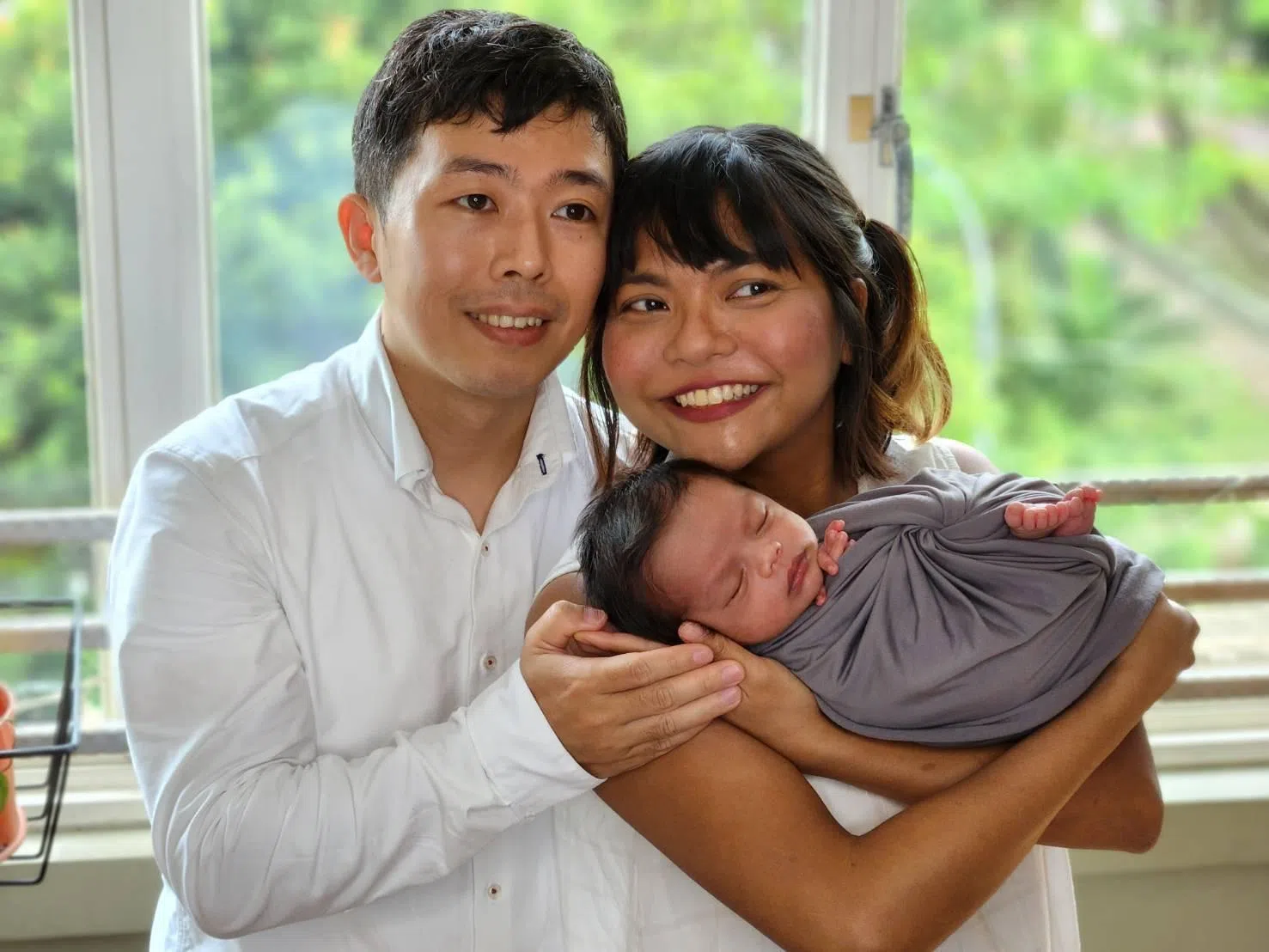 诺蒂亚娜去年11月生下了一个健康的男宝宝。图为诺蒂亚娜与丈夫和儿子。（受访者提供）