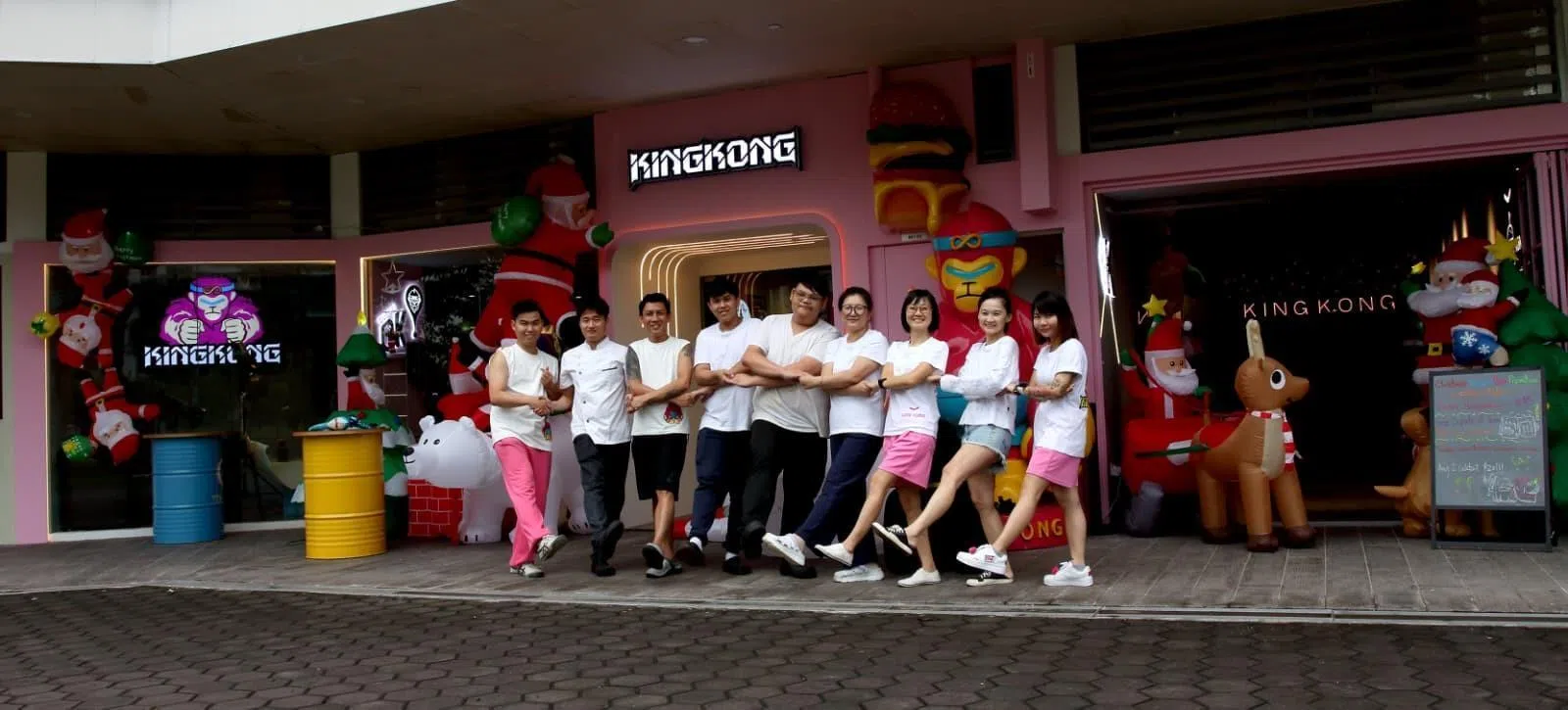 King Kong Den团队像家人一样相互信任与协作，大家各司其职，右二为餐馆老板娘卓彩霞。（餐馆提供）