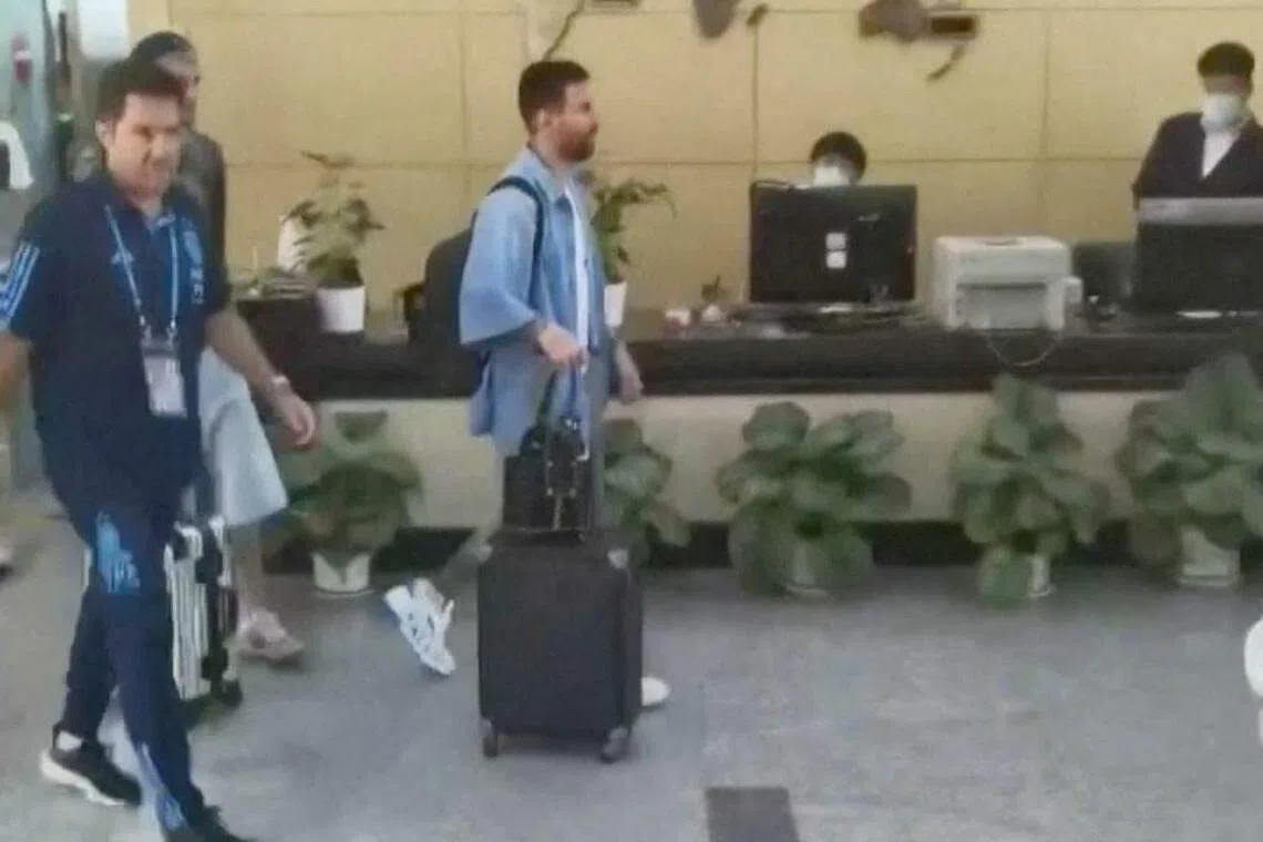 阿根廷足球明星梅西（中）星期六（6月10日）抵达北京后，步出机场。（路透社）