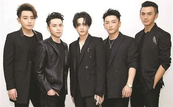 檀健次（左三）2010年以M.I.C男团正式出道。（互联网）