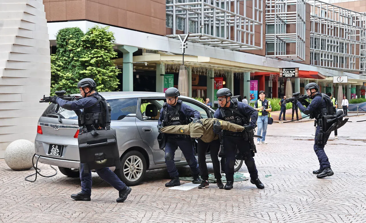 演习中汽车冲撞人群时，反恐紧急应对部队迅速反应，开枪截停车辆，砸开车窗将昏迷的驾驶员押离现场。（陈渊庄摄）