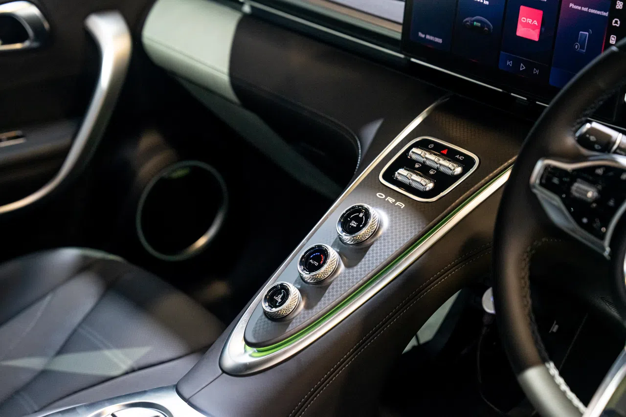 欧拉07中央鞍座上有和跑车一样的旋钮，能操控驾驶模式和调节冷气。（车商提供）