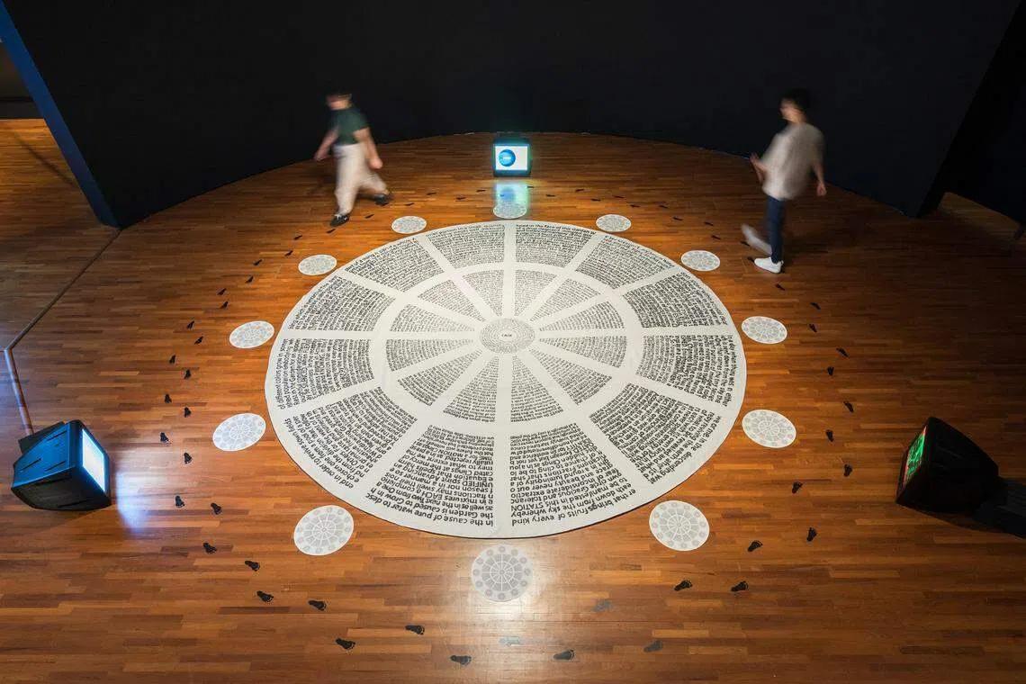 《珍奇园地》从神秘主义诗人鲁米和哲学家阿卜杜勒·卡迪尔·吉拉尼的文字获取灵感，将诗文印刻于圆形布料上，形成永恒循环的曼陀罗状。（国家美术馆提供）