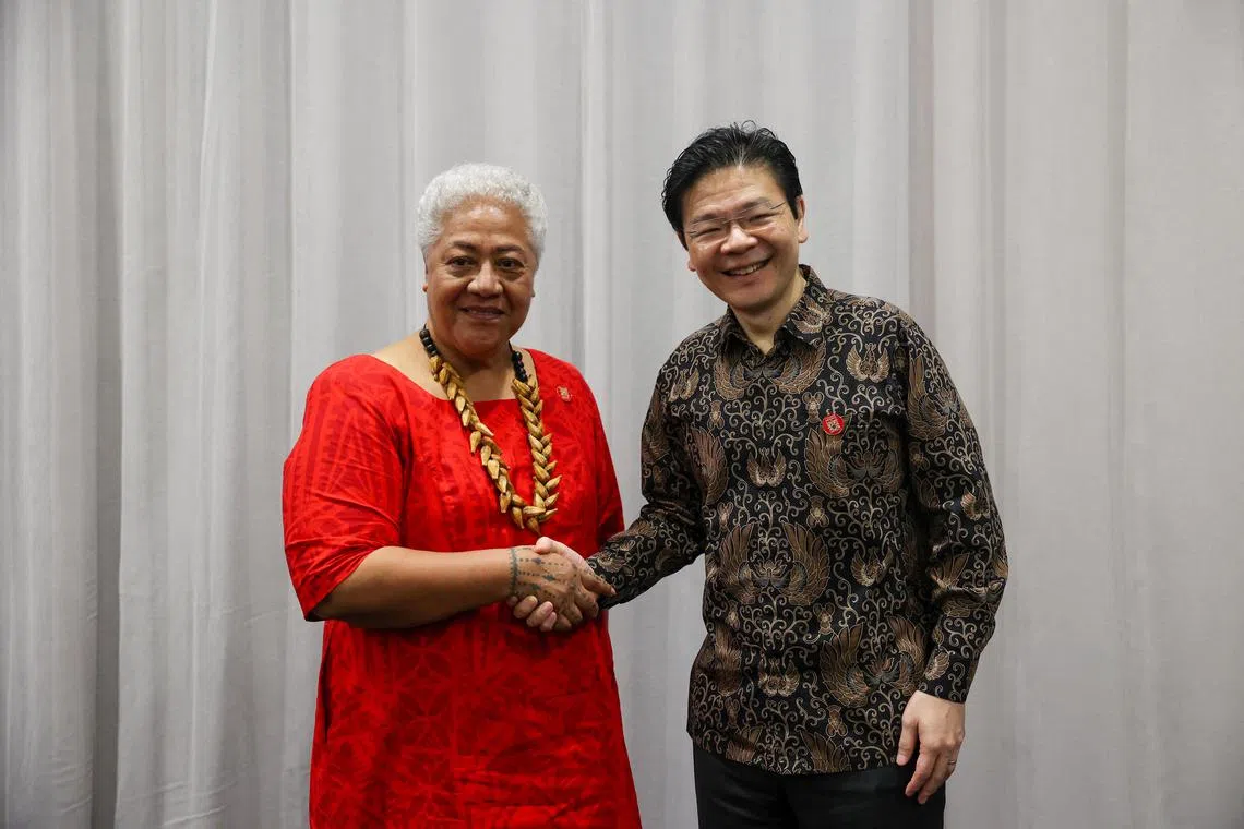 黄总理（右）会见东道主萨摩亚总理马塔阿法，祝贺她成功举办今年的共和联邦政府首脑会议。（数码发展及新闻部提供）