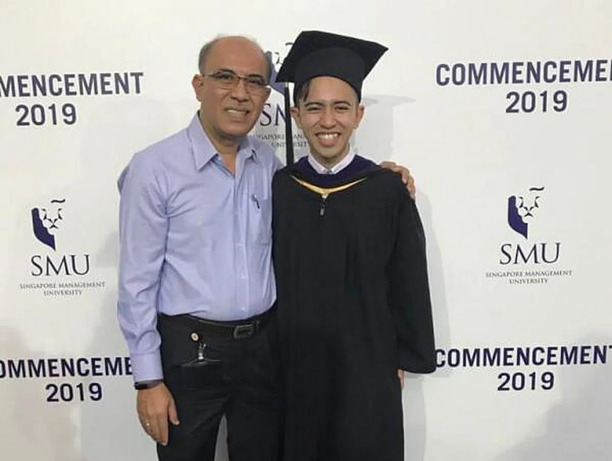 法赫米（右）毕业后担任海事海商律师，是受到曾担任船长的父亲影响。（受访者提供）