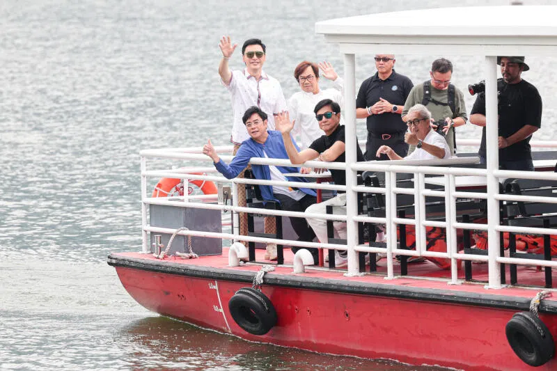 谭咏麟（前排左起）、陈友、叶智强、锺镇涛（后排左起）、彭健新，在驳船上跟媒体挥手。（李冠卫摄）