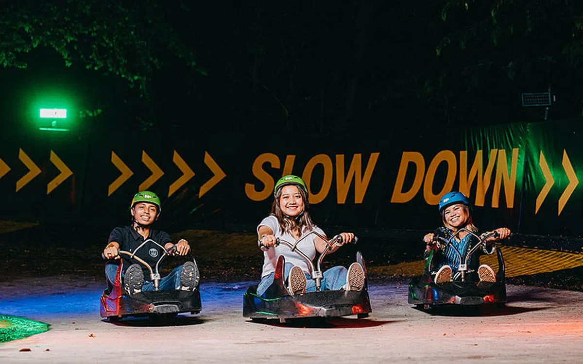 驾驶滑车，感受夜间奔驰的快感。（图／Skyline Luge Sentosa 提供）