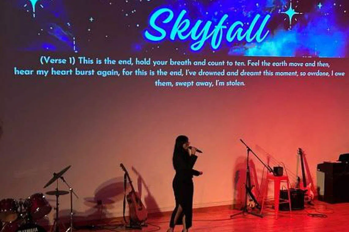 Aeryn深情独唱，歌声婉转动人。（淡滨尼美廉初级学院提供）