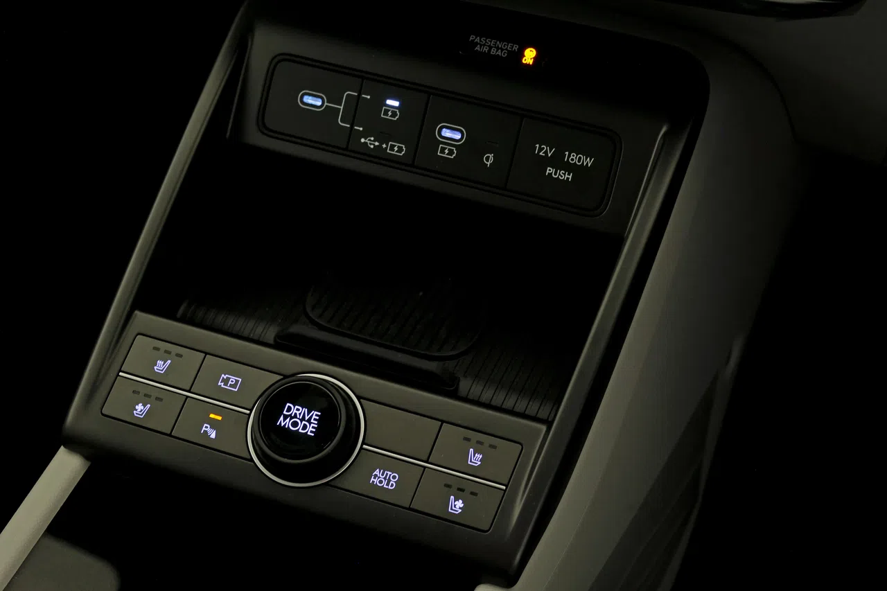 中控台下方有一个无线充电槽和两个USB-C充电接口。（龙国雄摄）