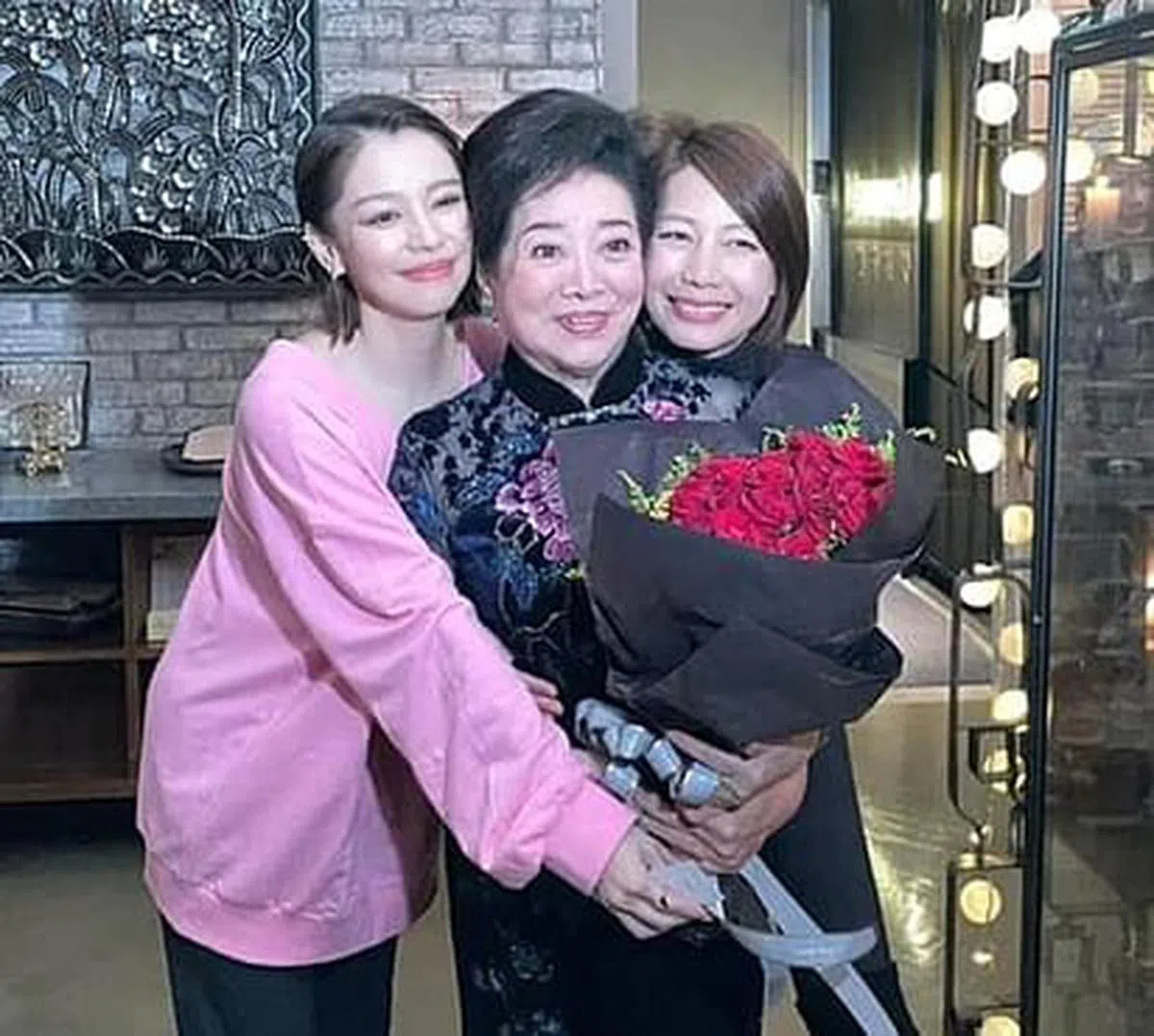 徐若瑄（左起）对《孤味》演员陈淑芳和丁宁非常照顾。（互联网）