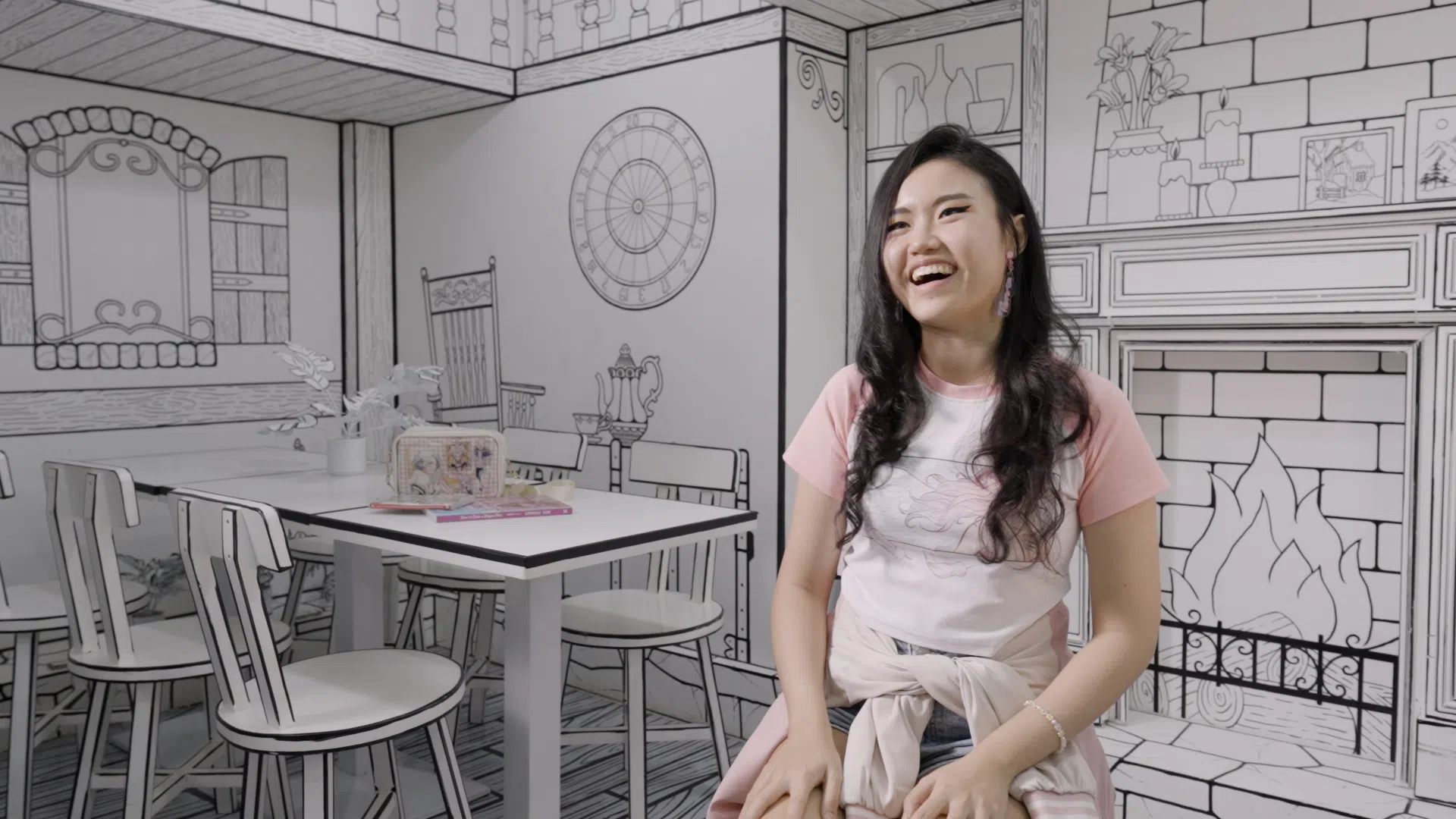 采访Samara当天，与她约在一家本地颇有二次元风格的Cafe Monochrome 进行拍摄。（视频截图）