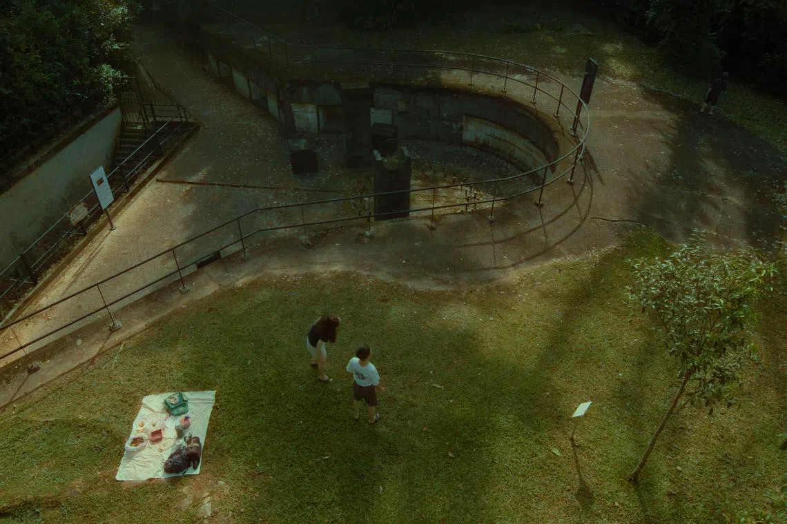 一家人白天时野餐的地方就是英比奥炮台，在晚上则成为了父亲急于逃离的地方。（图片来源：Emoumie Pictures 官网）