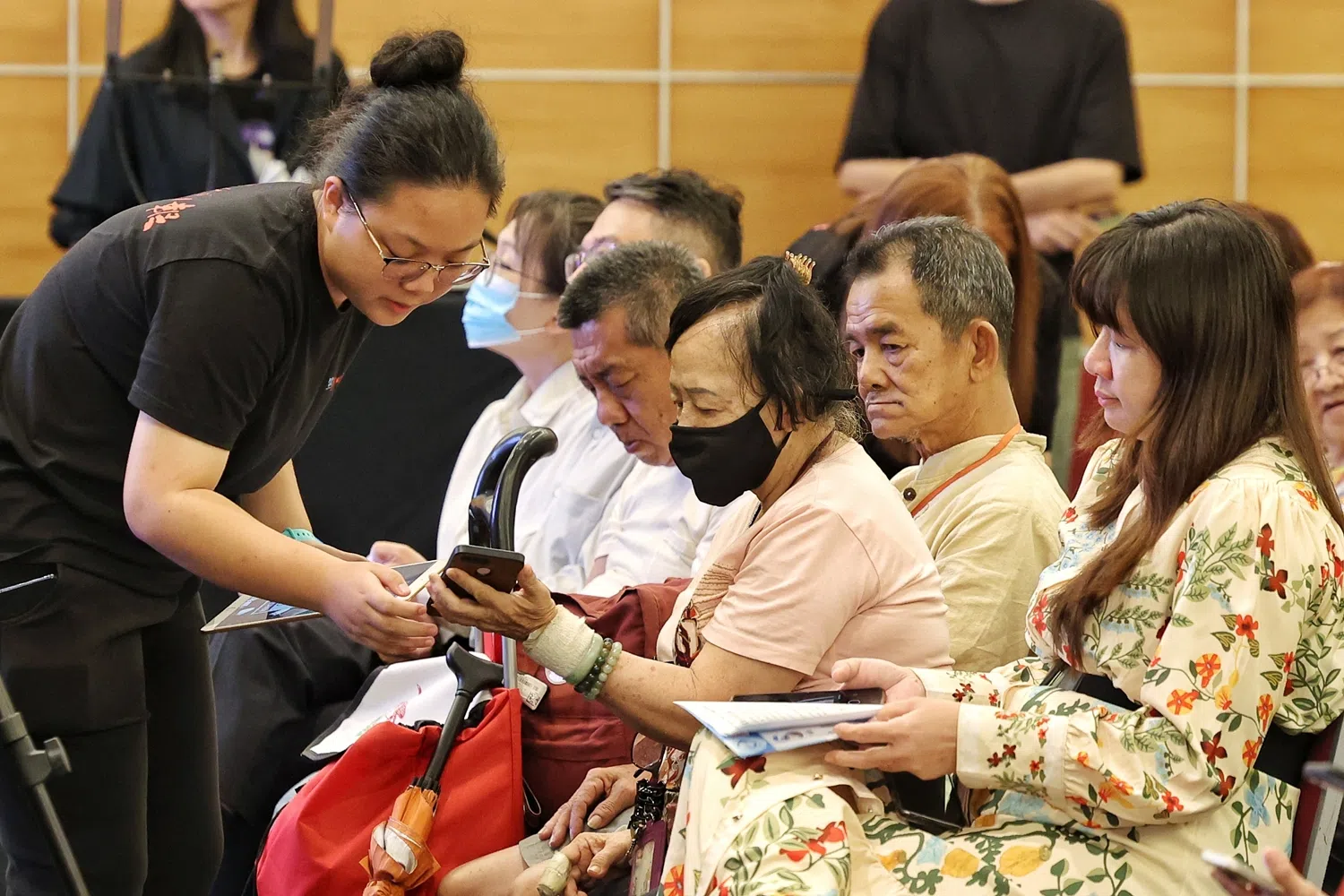 活动现场也协助与会者下载ScamShield手机应用。（徐颖荃摄）