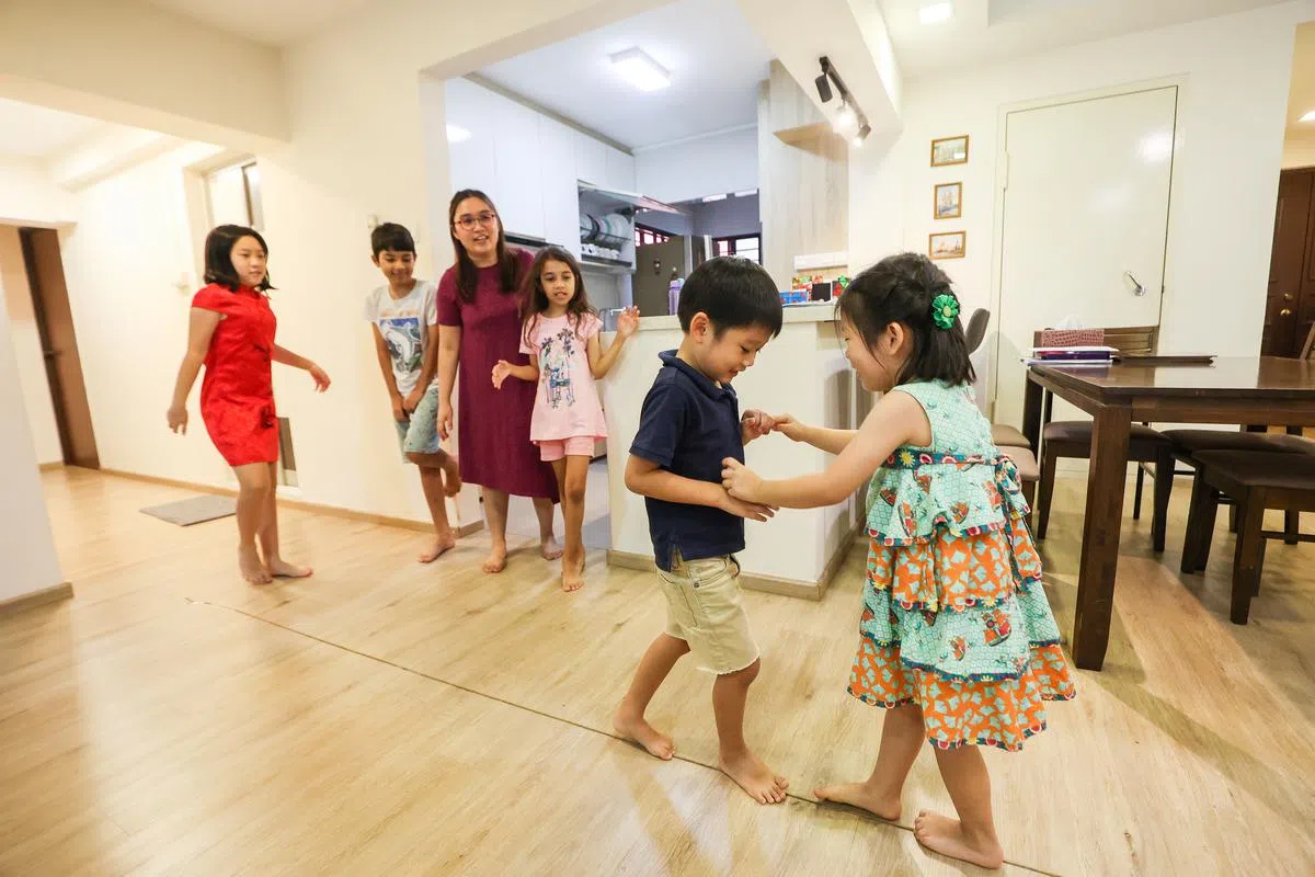 巴哈伊儿童班的小朋友从游戏学习如何合作完成任务。（陈斌勤摄）