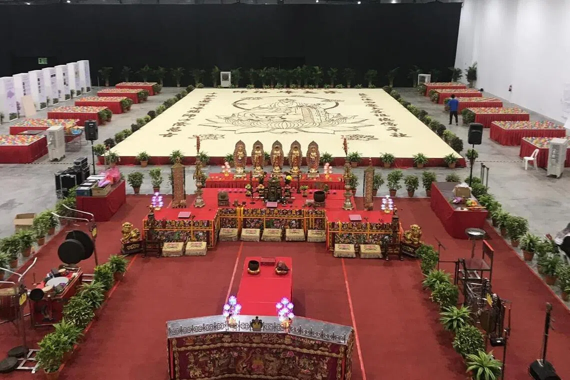 2017年，中华善堂蓝十救济总会庆祝成立75周年，排出篮球场般大小的宋大峰祖师米图，载入新加坡纪录大全。（余义源提供）