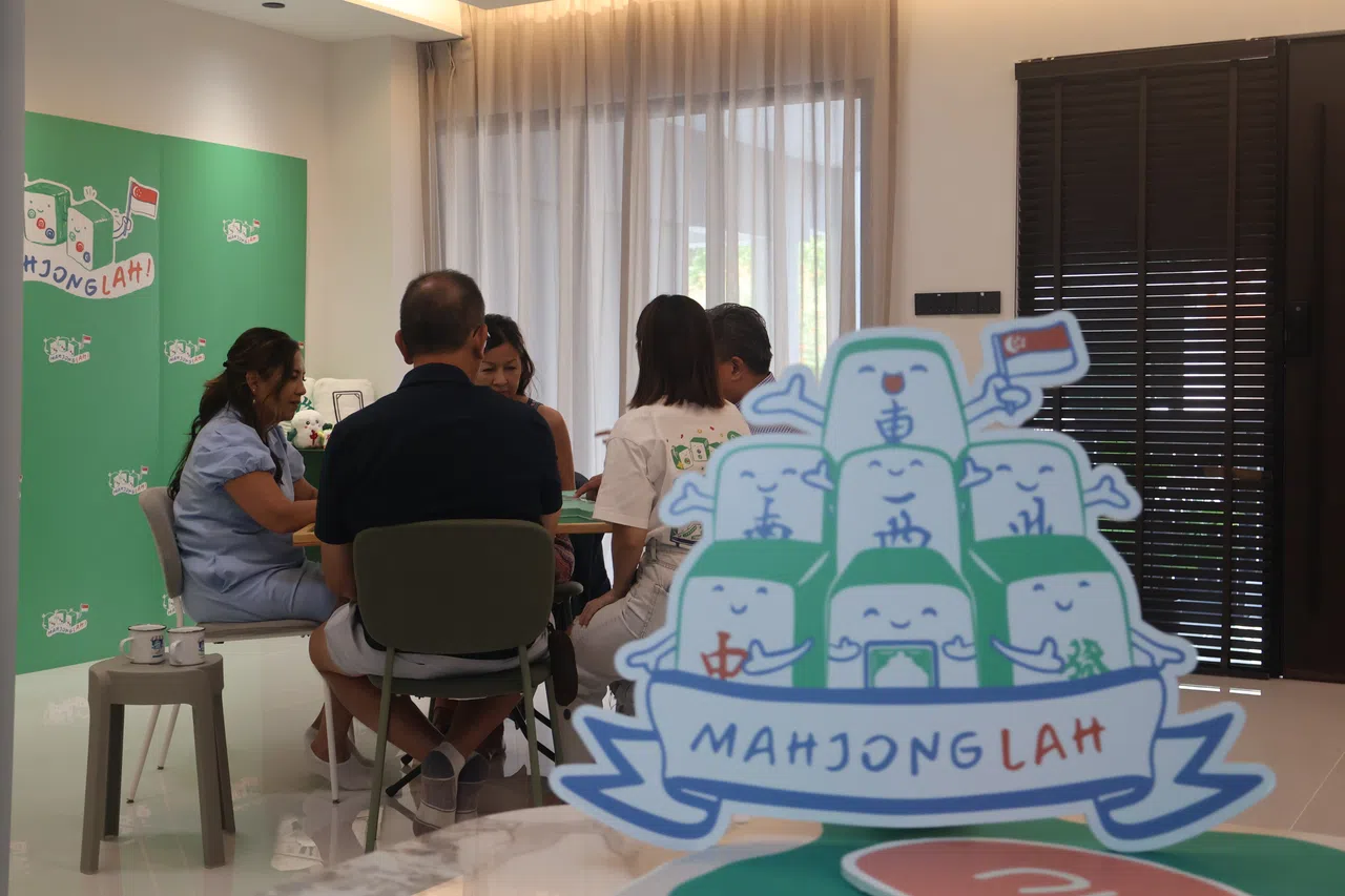 陈雪滢目前也在家授课，图中有学员当天生日，学麻将是她的生日礼物。（张子奕摄）