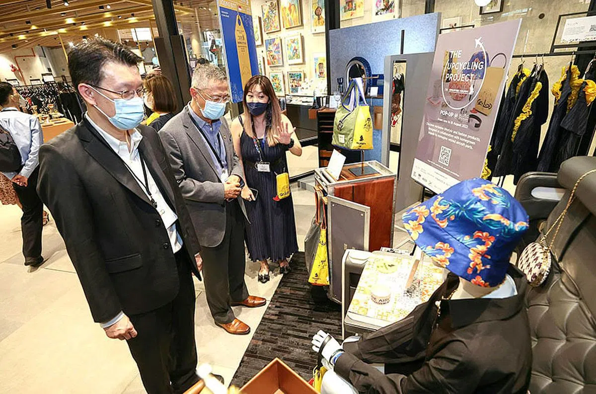 金鹰集团总裁郑伟霖（左）和副主席马士强（中）出席在新加坡纺织服饰商会可持续时尚峰会并参观快闪店。（图/金鹰集团提供）