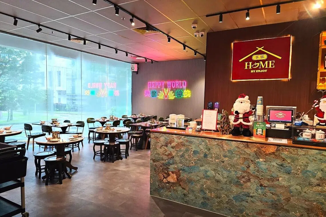 “享家”开在红山工业区内，空间宽敞，有多个精心布置的怀旧角落。（餐馆提供）