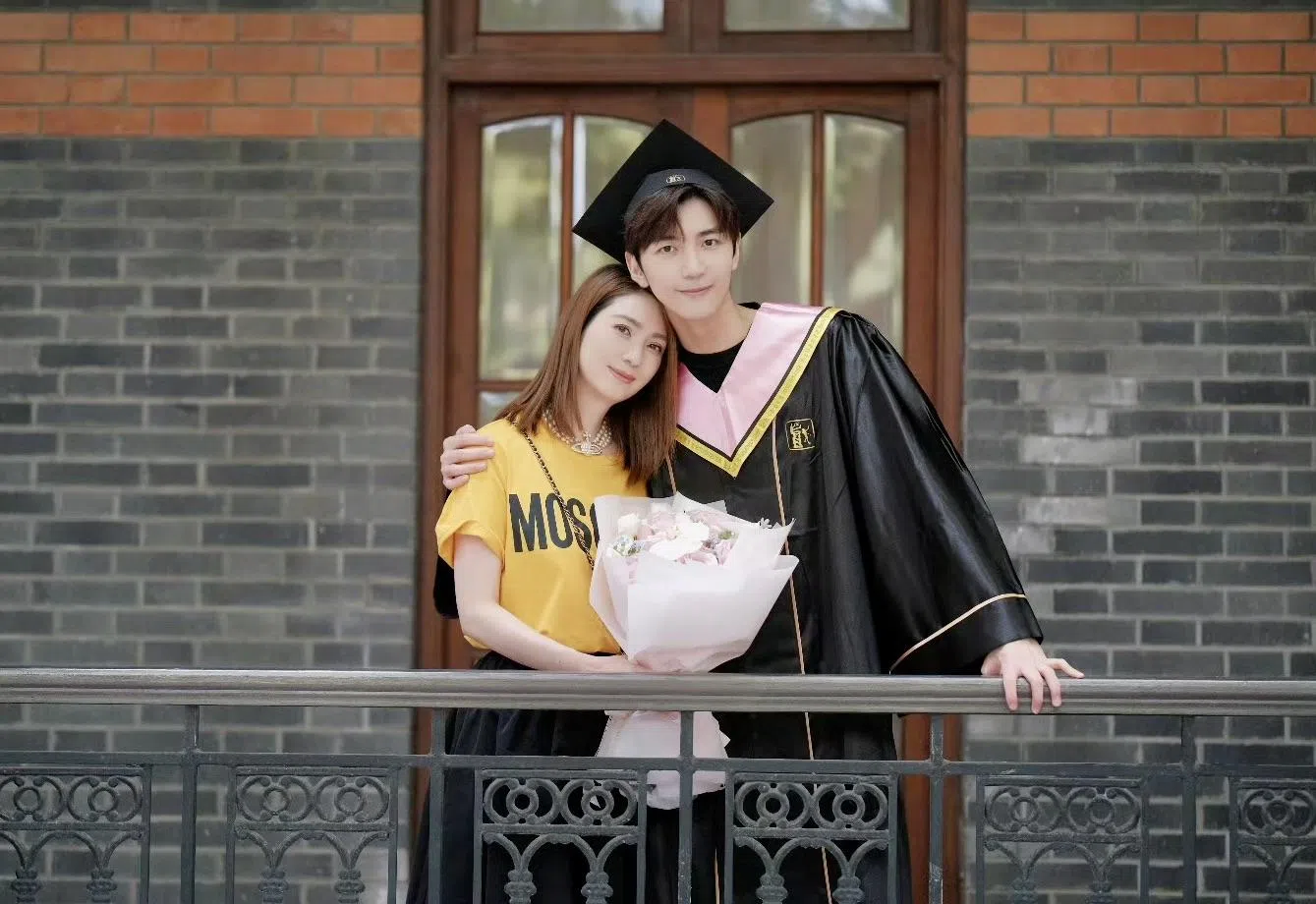 张镐濂（右）7月于上海戏剧学院毕业，妈妈洪欣（左）不再反对他当艺人。（取自艺人微博）