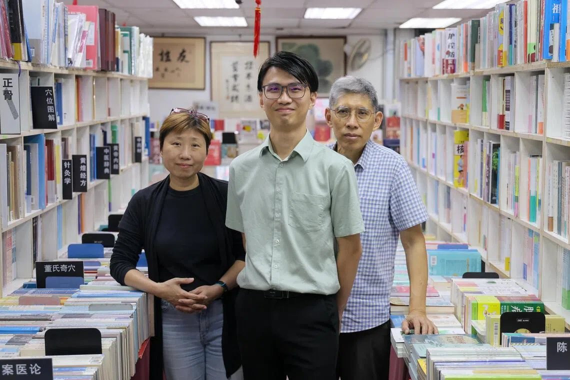 友谊书斋店主宋恩玲（左起）、萧宇淮和宋志忠一起打造书店空间。（张俊杰摄）