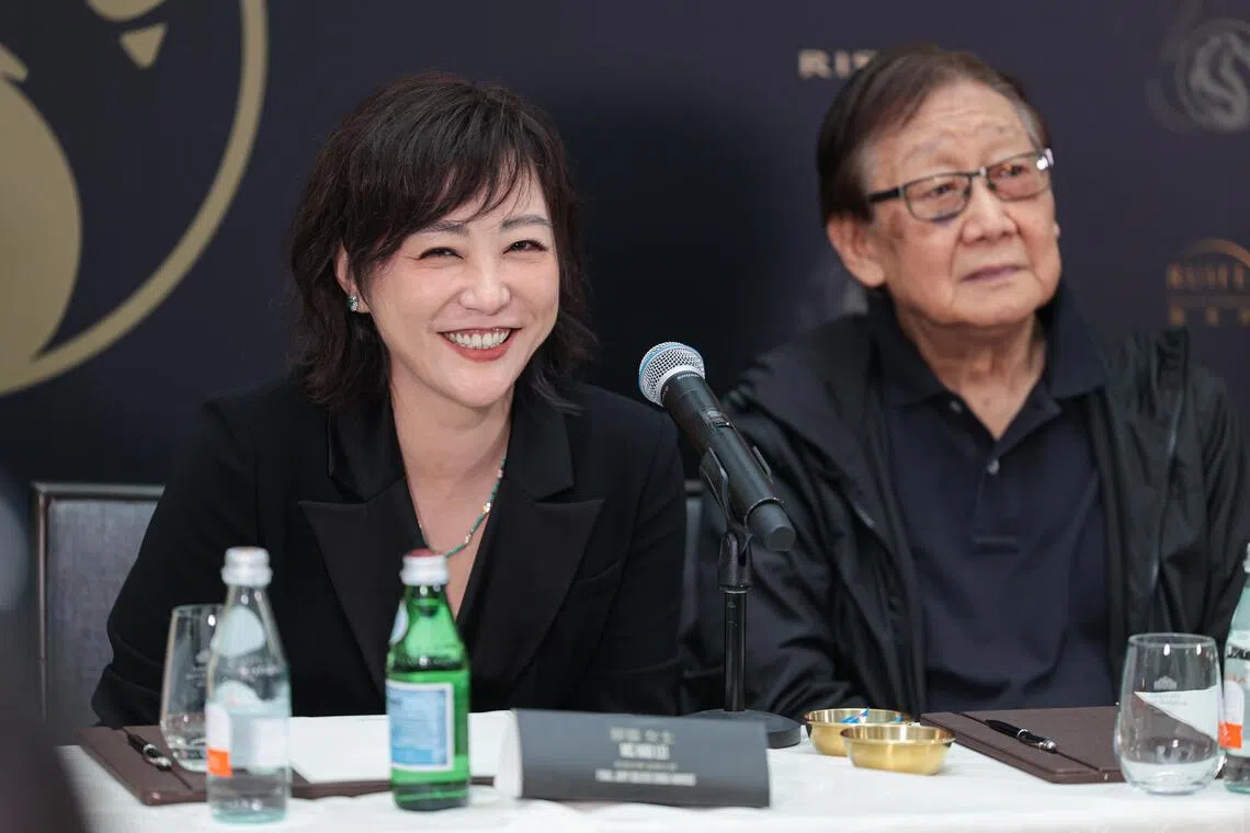 郝蕾（左）有丰富的评审经验，张同祖则有感评审工作必须二选一非常痛苦。（李冠卫摄）