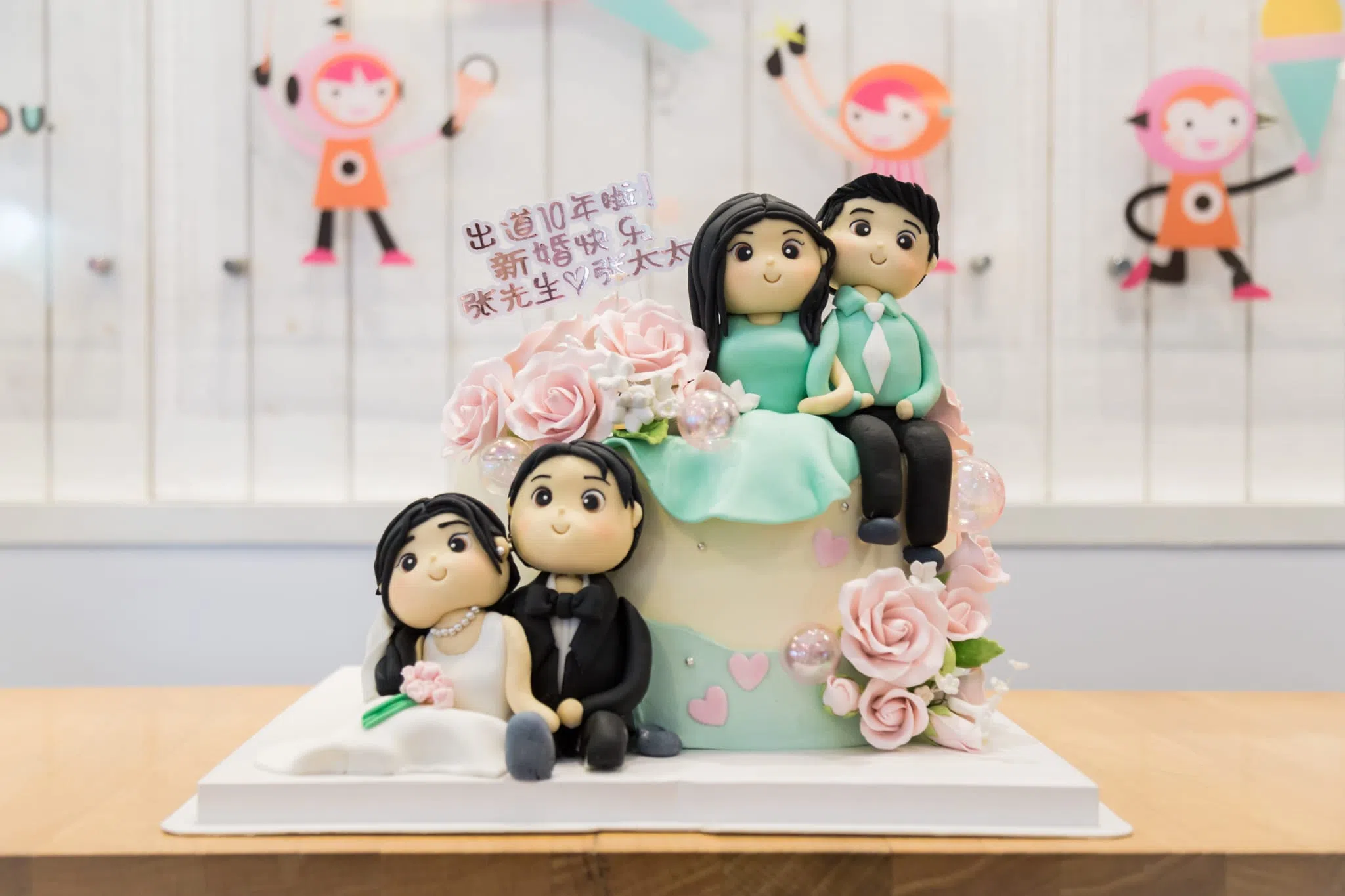 粉丝送造型蛋糕给新婚夫妇。（新艺经纪提供）