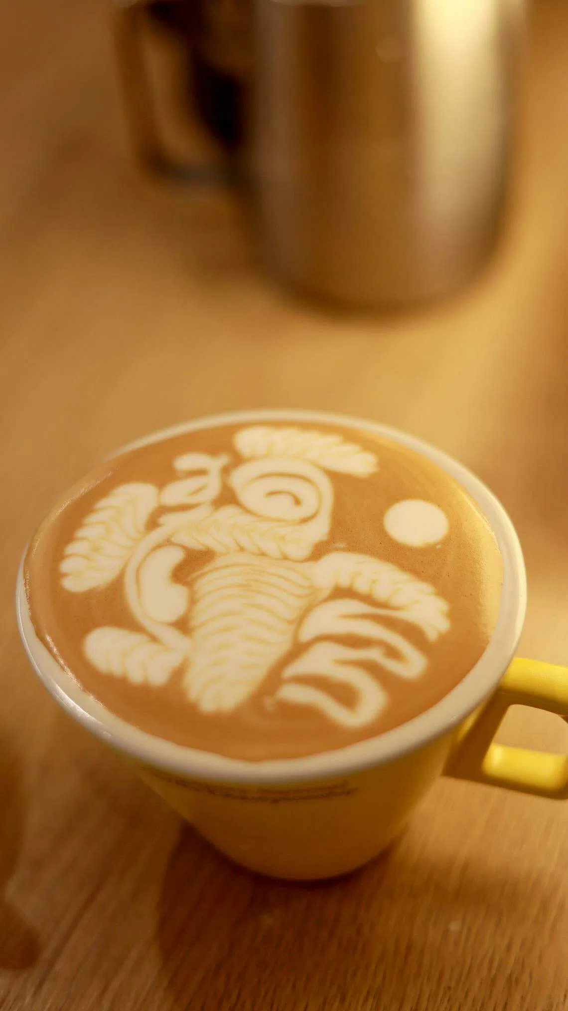 陈佳敏的公鸡图案咖啡拉花，趣味盎然。（龙国雄摄）