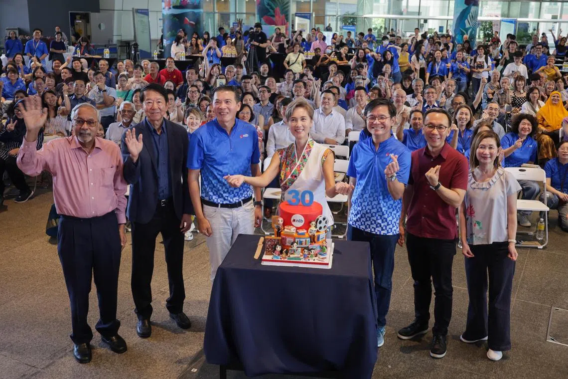 （左起）国家图书馆管理局前局长华拉保绍（N Varaprasad）、前主席陈振南、现任主席李绍贤、数码发展及新闻部长杨莉明、现任局长黄子鹏、前主席陈庆基和前局长梁宝珠出席了图管局30周年庆活动。（海峡时报）