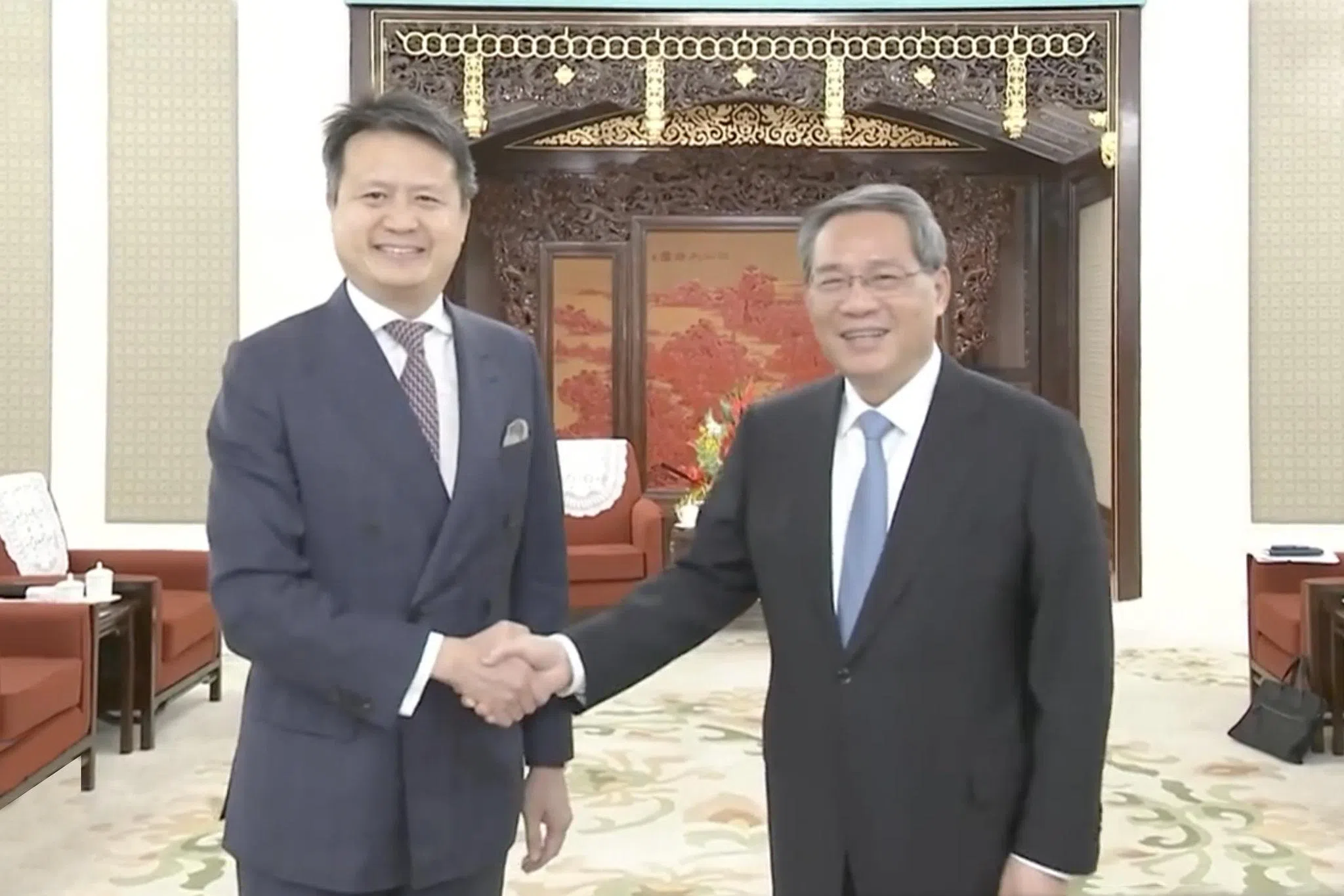 邓鸿森（左）2023年4月27日以联合国专门机构领导人的身份，对中国进行正式访问，会见中国总理李强，承诺支持中国加强知识产权生态环境。（中国国务院总理办公室提供）