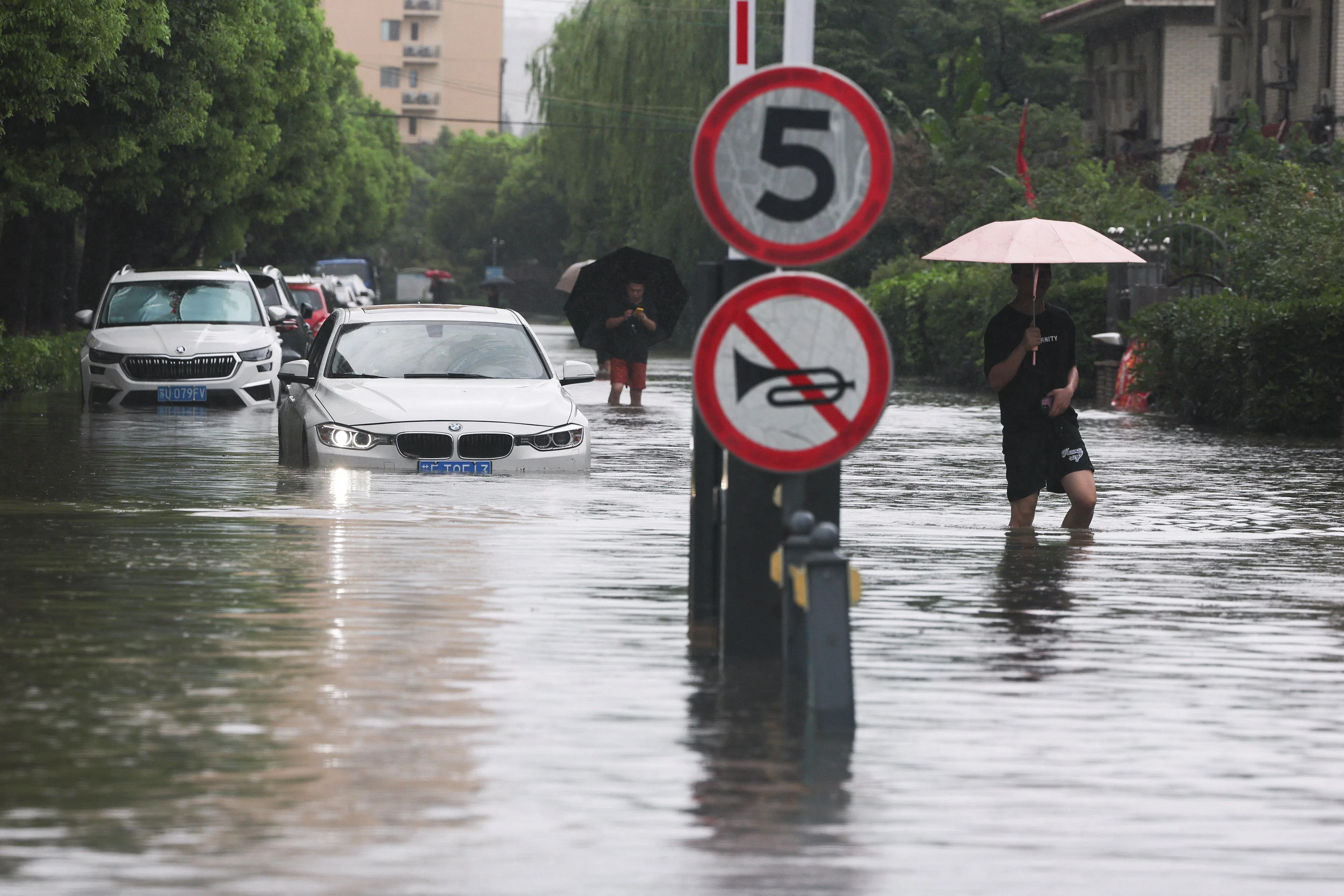 台风“白海豚”星期一（8月10日）给中国上海带来强降雨，街道被淹。（路透社）