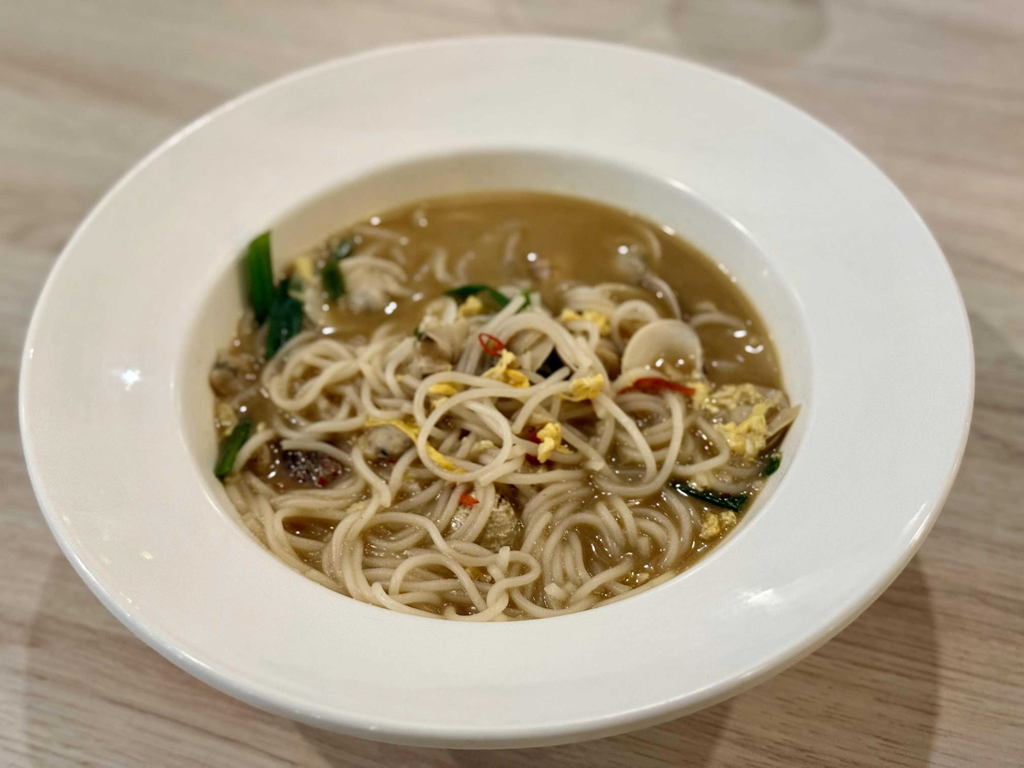 Hokkien Vongole加入蛤蜊，佐以蒜香与白酒，咸香浓郁。（叶晓虹摄）