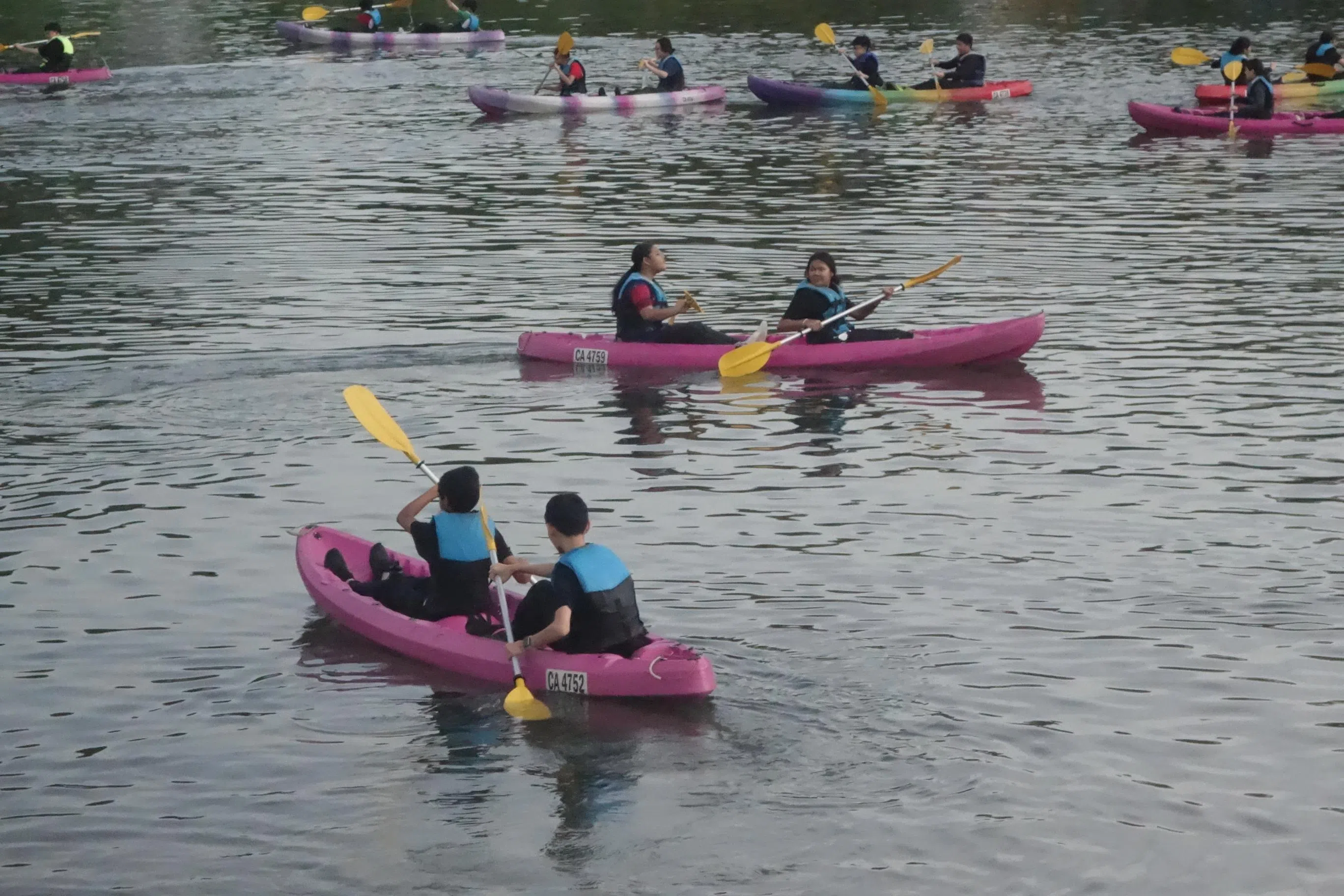 学生在水上进行划艇练习。（惠厉中学提供）