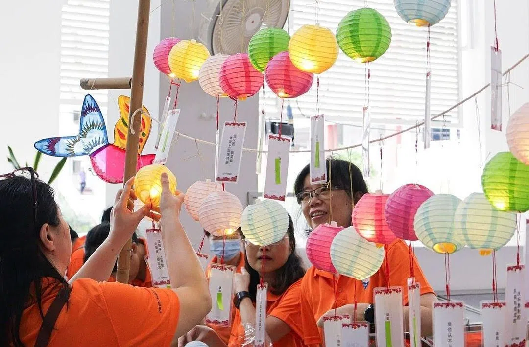 家长支援组织成员一起猜灯谜，增添浓厚的中秋氛围。（南华中学提供）