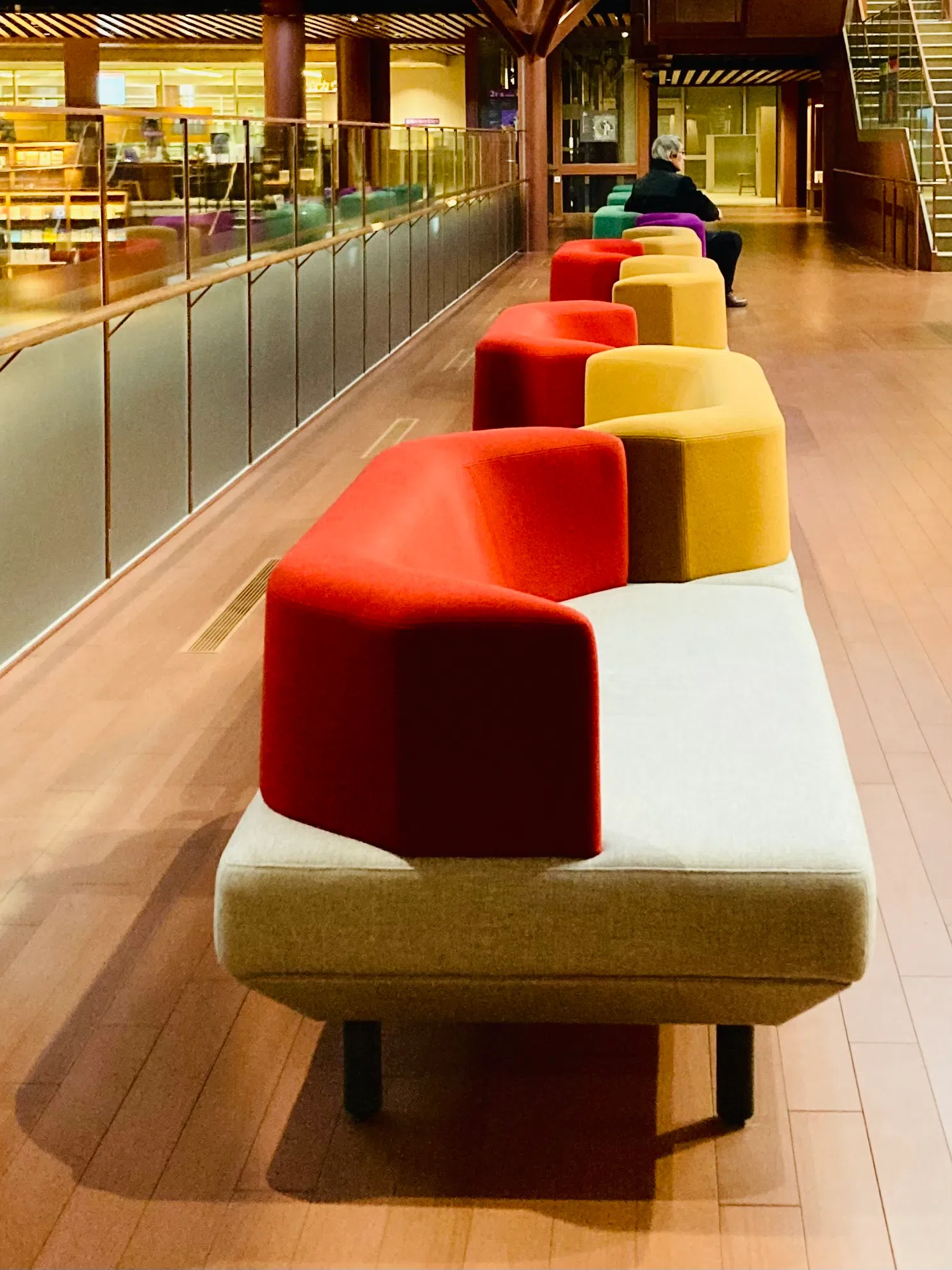 馆内坐椅都是名家设计，款式造型不一，既美观又舒适。（张书译摄）