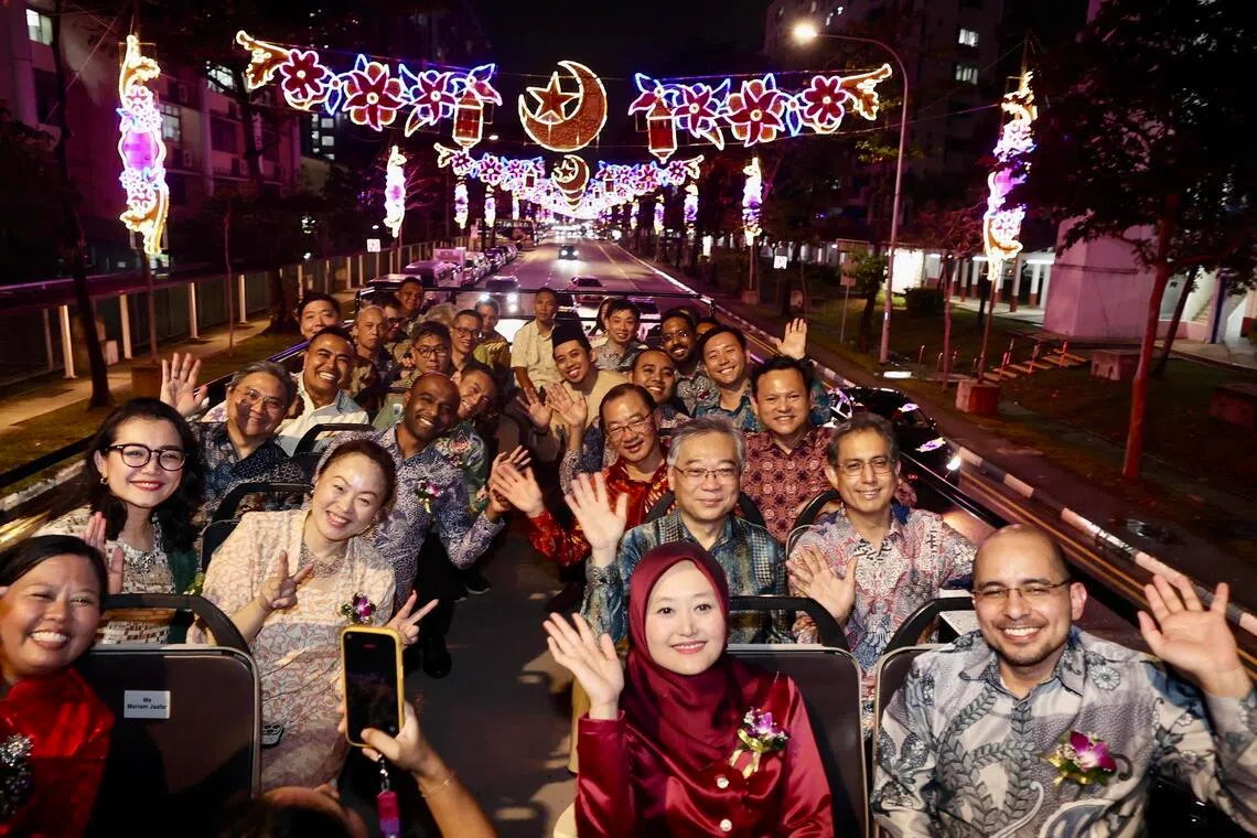 副总理兼贸工部长颜金勇（第二排右二）为芽笼士乃开斋节活动主持亮灯仪式后，乘坐开顶双层巴士游览，欣赏灯饰。与他同行的还包括主管回教事务代部长兼内政部高级政务部长费绍尔副教授（第二排右一）和多名马林百列—布莱德岭区议员，以及马来政务官、议员和基层领袖。（邬福梁摄）