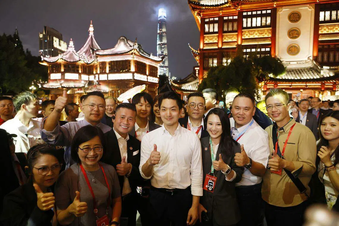 蒋万安星期二晚与台北市代表团成员在上海豫园合影留念。（中新社）
