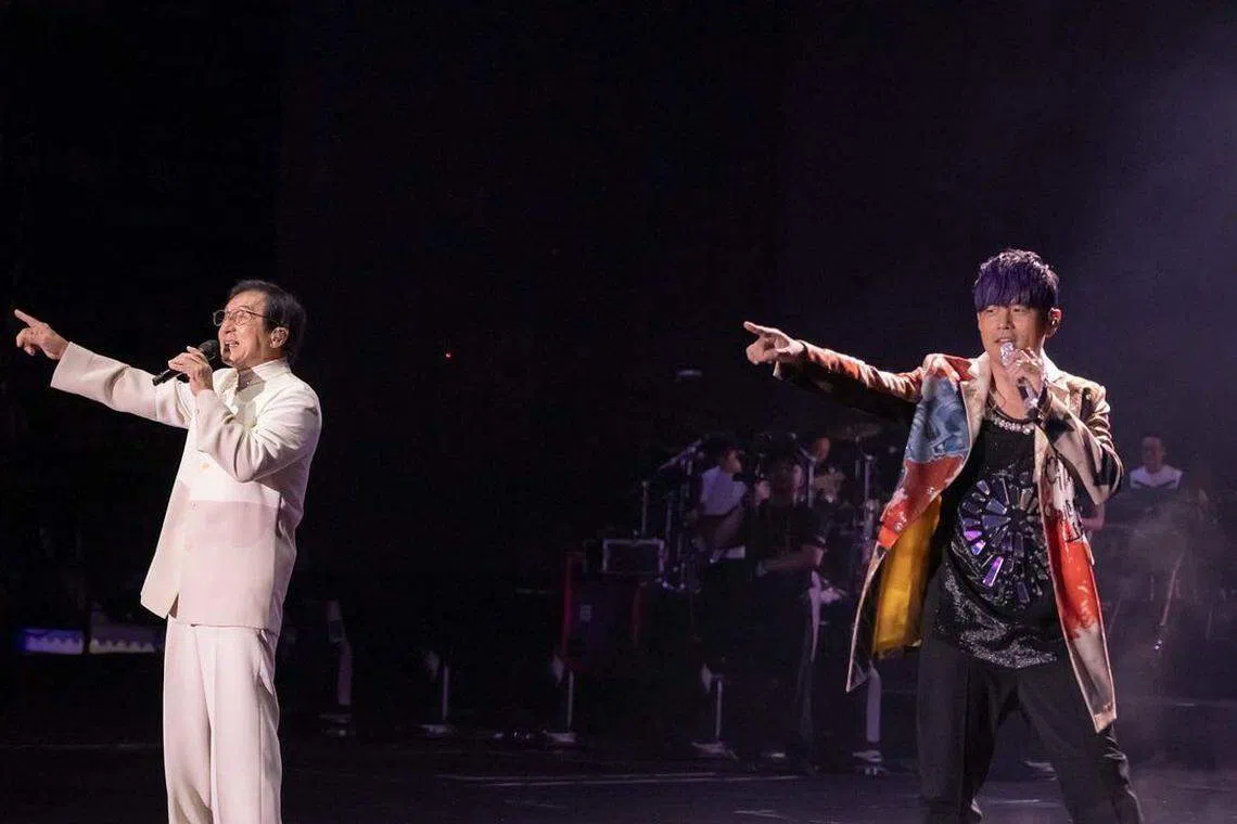 成龙（左）与周杰伦在演唱会上合唱两首歌曲。（取自周杰伦IG）