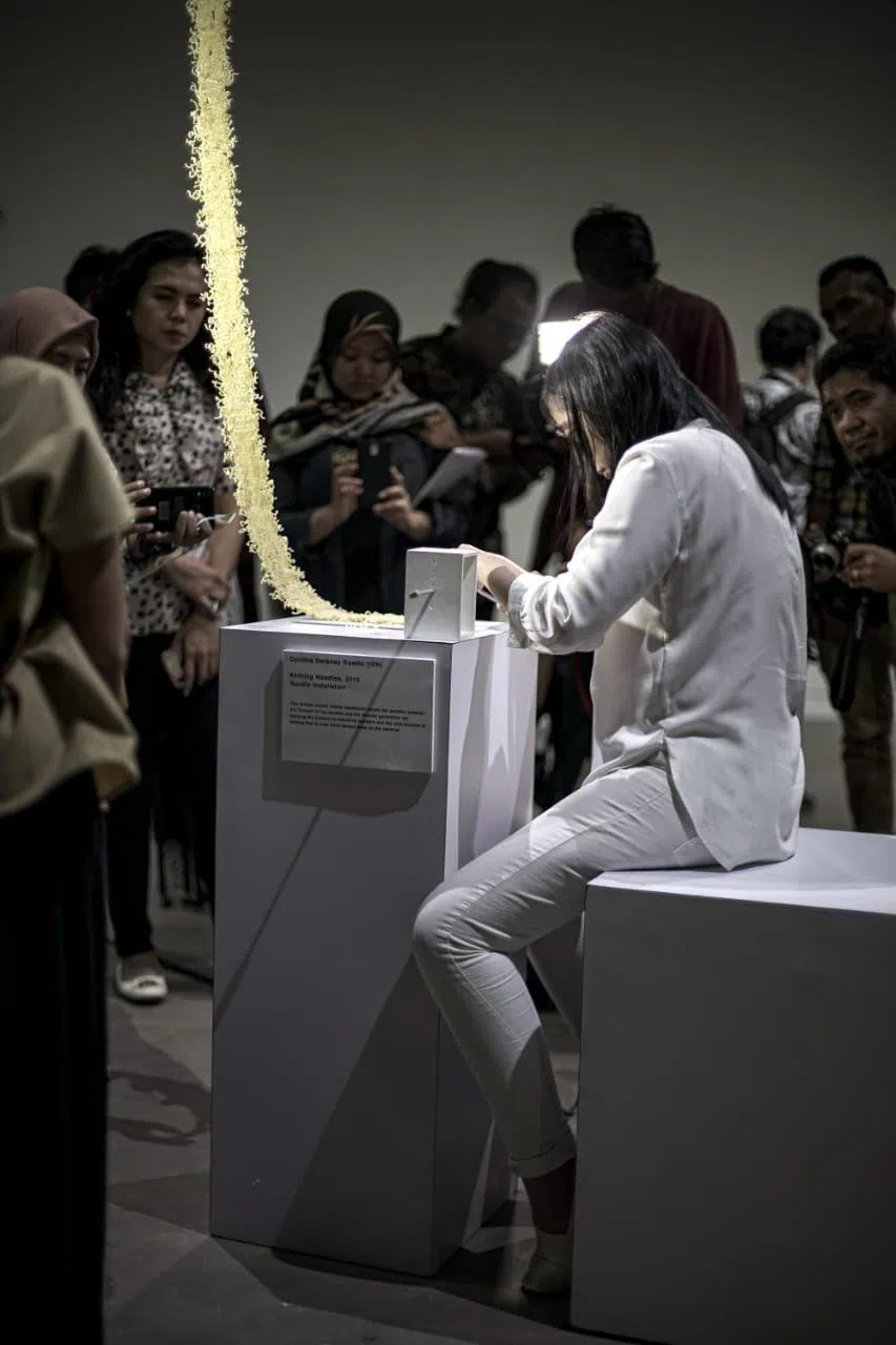 Cynthia Delaney Suwito将在展览开幕时，呈献编织快熟面的行为艺术。（艺术家提供）