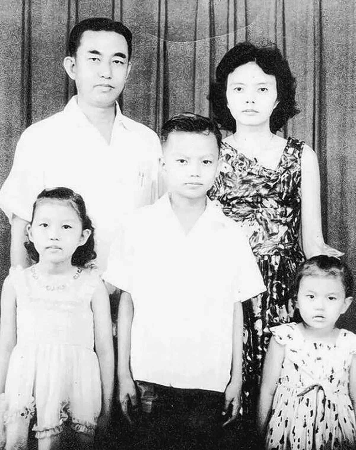 谈到父母的影响，翁俊民（中）说：父亲教我如何处世为人，母亲教我经商之道，两人对我的影响虽不同，不过显然都十分深远。（图/受访者提供）