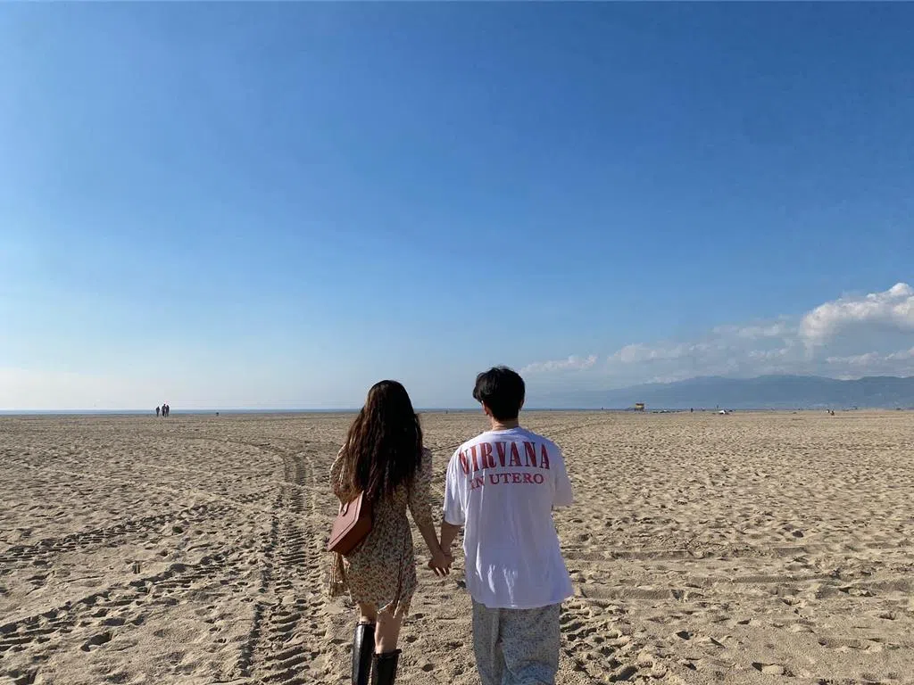 泫雅和龙俊亨在IG同时晒出一张浪漫牵手背影照。（取自泫雅IG）