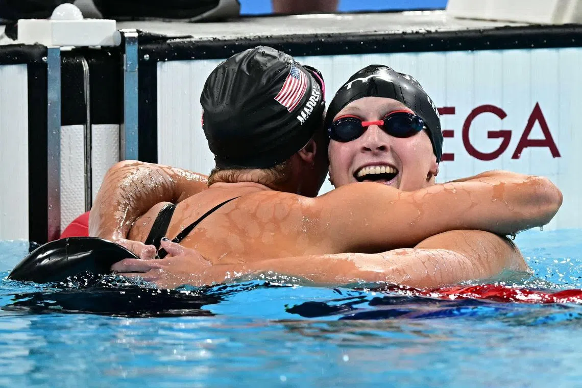 凯蒂·莱德基（右）拿下女子800米自由泳四连冠后，和摘铜的队友佩奇·马登相拥庆祝。（法新社）