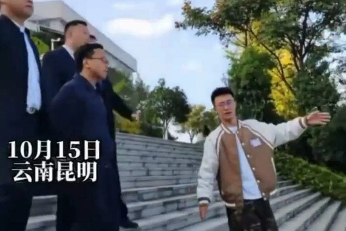 学生模仿领导进学校“视察”的样子。（视频截图）