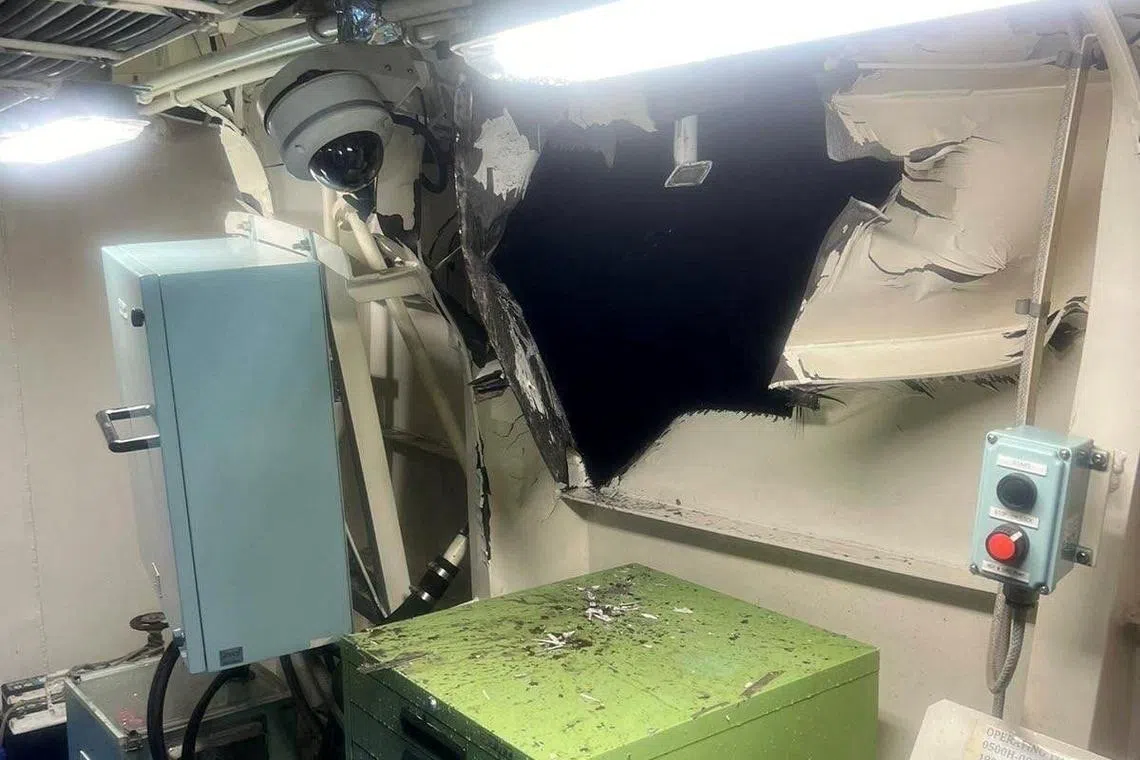 中菲海警船星期一（8月19日）发生碰撞后，菲律宾发布的照片显示菲方船只内部受损。（路透社）