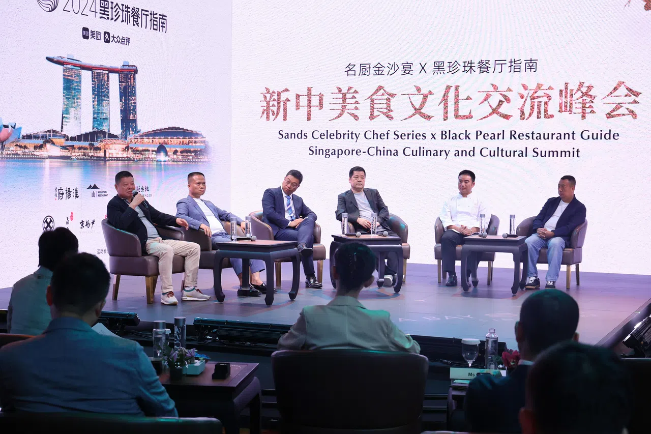 首届新中美食文化交流峰会上，餐饮业者（左起）包括淮扬府餐馆创始人刘茂阳、菁禧荟创始人杜建青、美团高级副总裁张川、甬府餐馆创始人翁拥军、淮扬晓宴高级主厨肖飞和新加坡莆田餐饮集团创办人兼总裁方志忠。（唐家鸿摄）